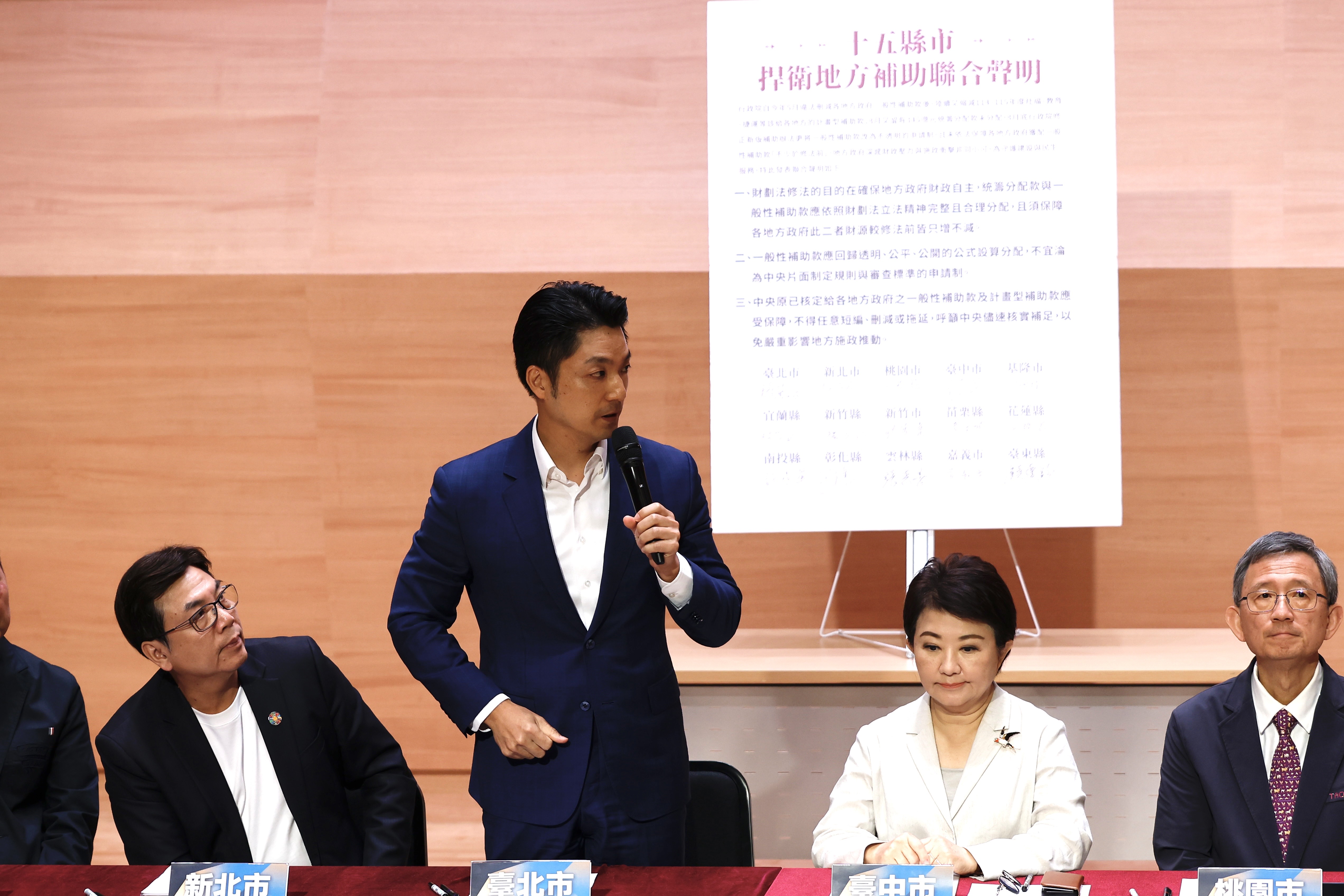 蔣萬安今在15縣市長記者會中嗆要「地方包圍中央」，爭取地方自治的主體性。