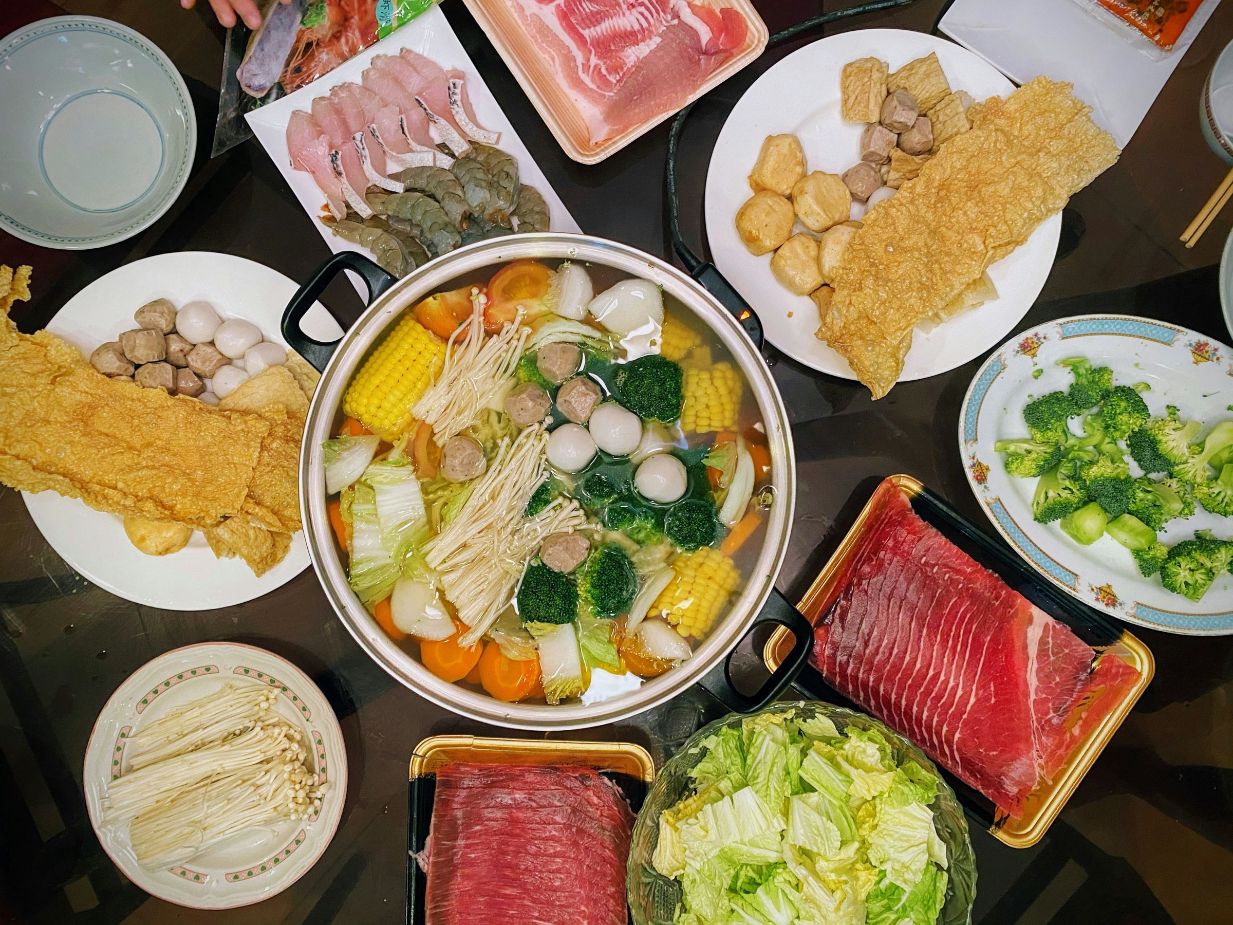 火鍋湯底隔夜再加熱,食用安全嗎?醫師提醒,就算殺得掉細菌,產生的毒素也不一定可以處理,圖為示意圖。(翻攝自Unsplash圖庫)