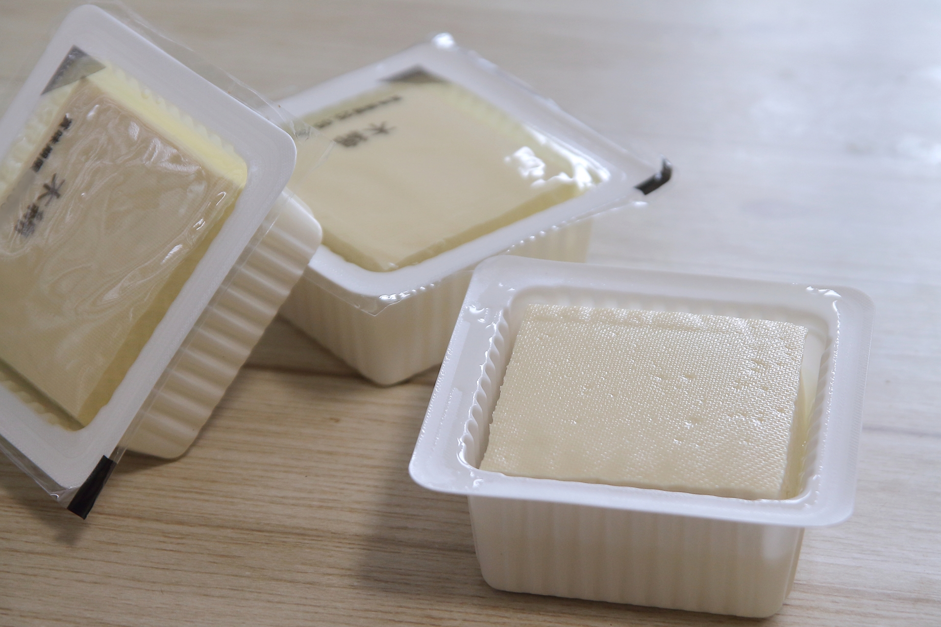 對於一般人好奇，為何豆腐總是泡在水裡？日本廚師Papuchan解答，除了用來減緩碰撞、避免豆腐受損，同時也具有保鮮作用。（翻攝自PhotoAC圖庫）