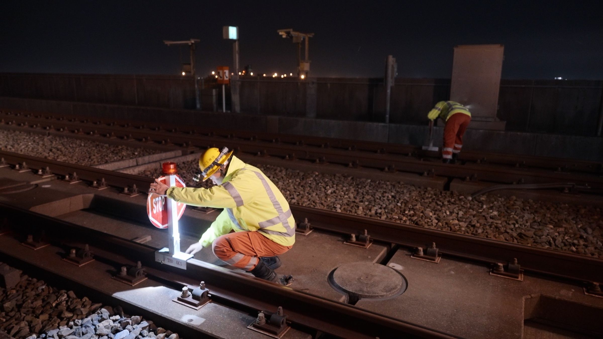 電車線檢修無論颱風、地震，都需要到場排除異狀，是對體力、信念的極大考驗。