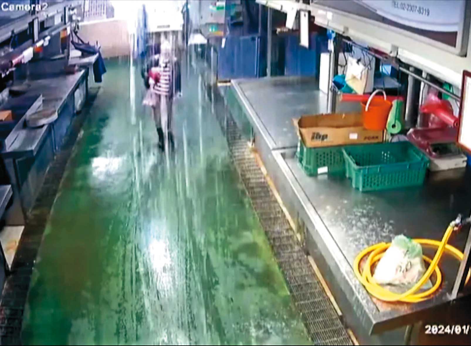 環南市場消防系統頻出包，還常因為誤觸，導致消防泡沫亂噴。（翻攝畫面）