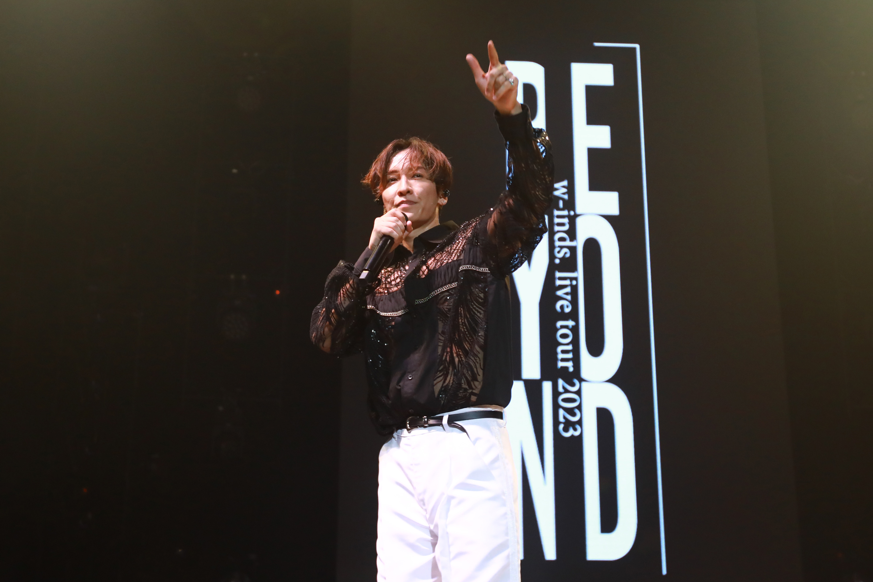 w-inds.橘慶太第一套衣服讓六塊肌若隱若現。(COME ON JKSSP提供)