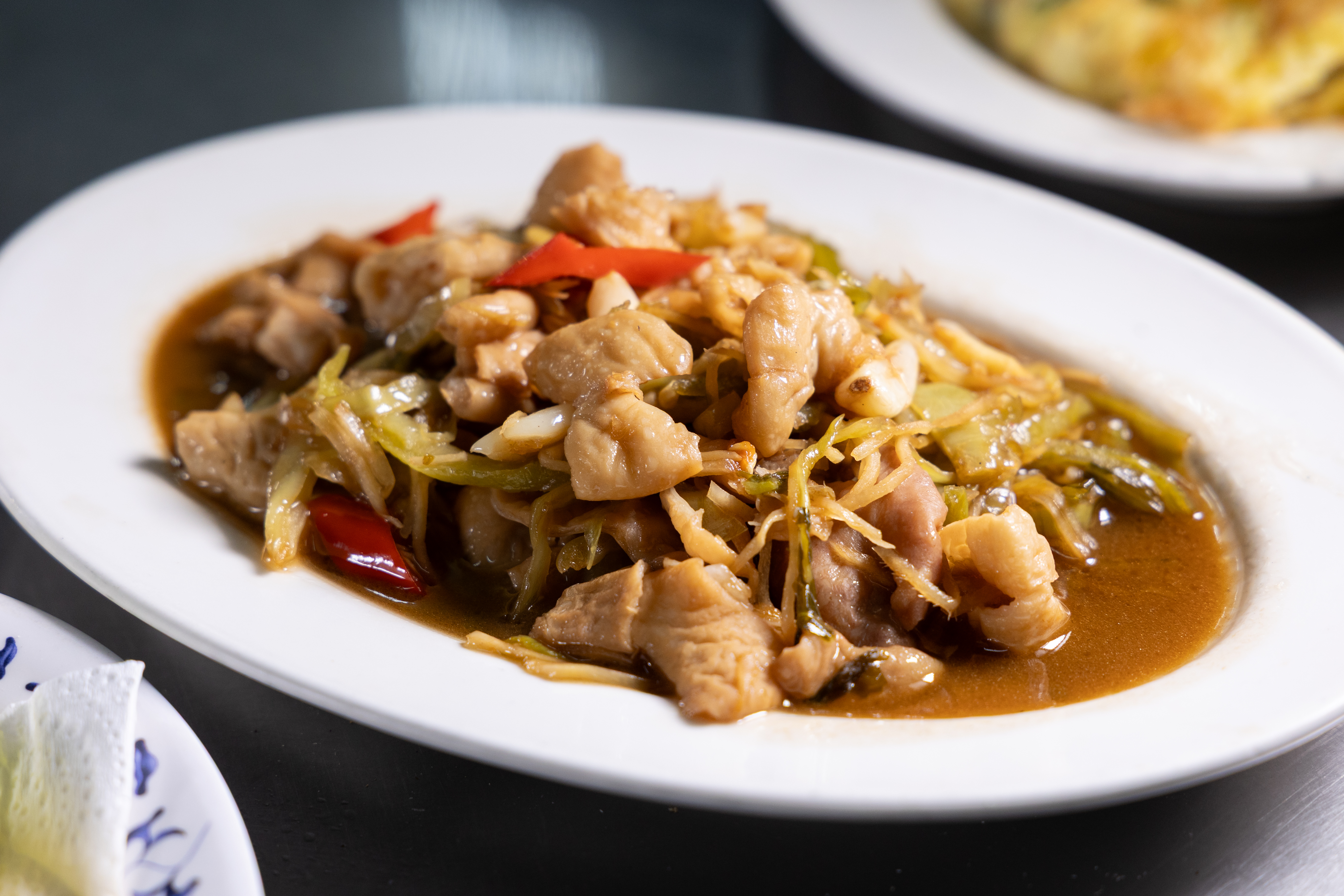 「酸菜炒大腸」鹹鮮入味,光是這一盤就可以配兩碗白飯或啤酒。(170元/份)