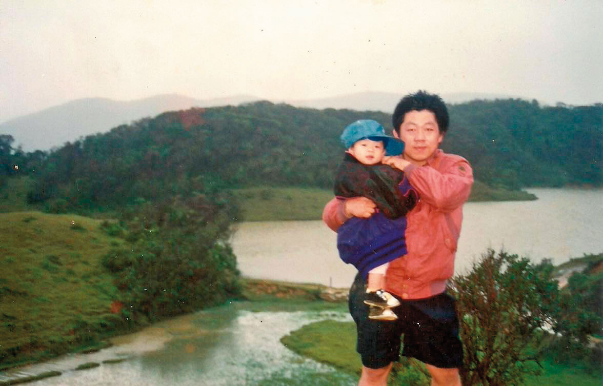 蕭逸凡3歲時參加爸爸公司的員工旅遊，在屏東合照。（蕭逸凡提供）