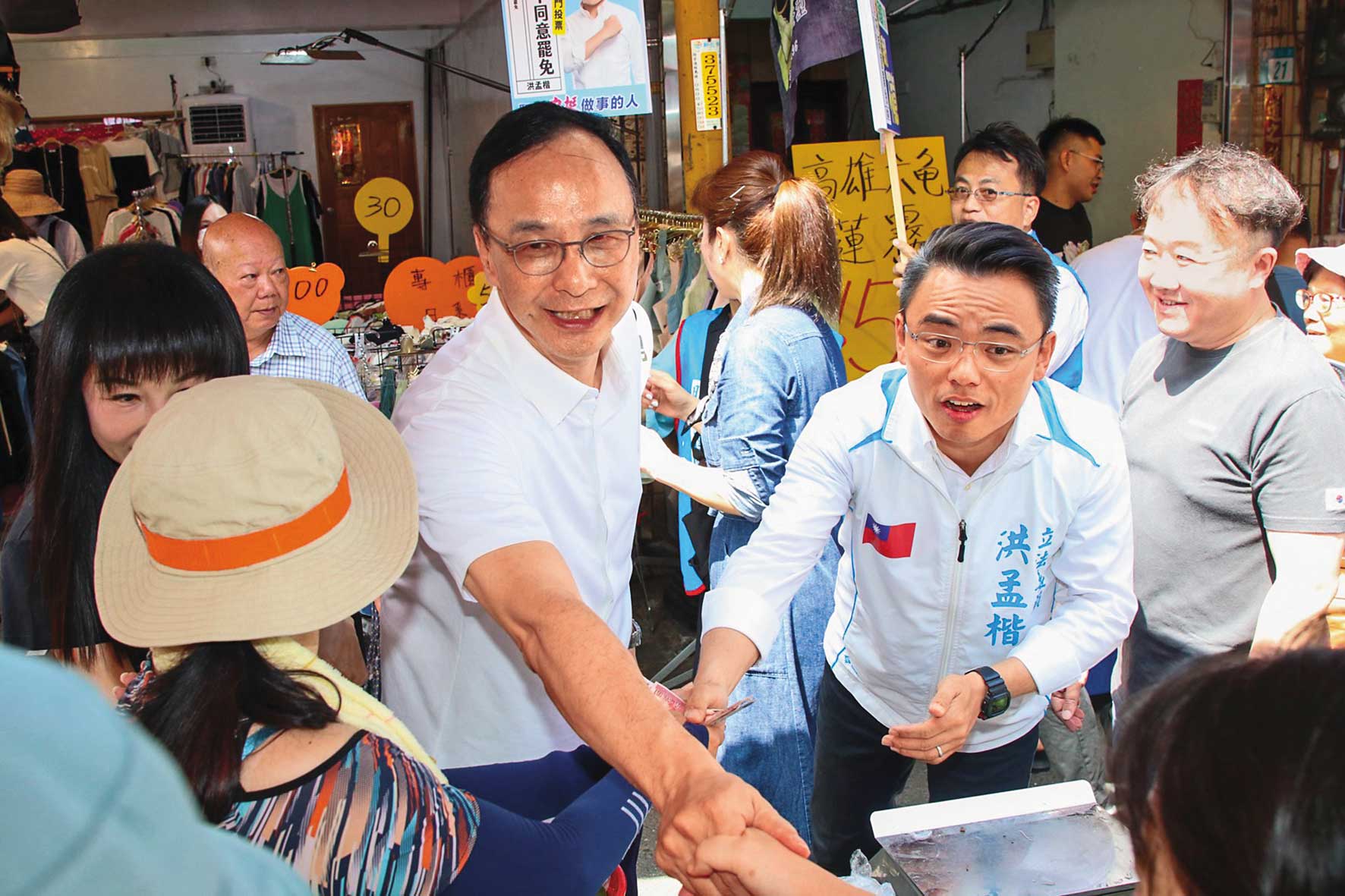 朱立倫陪藍委洪孟楷赴林口掃街，一度遭遇民眾無情吐槽。（國民黨提供）