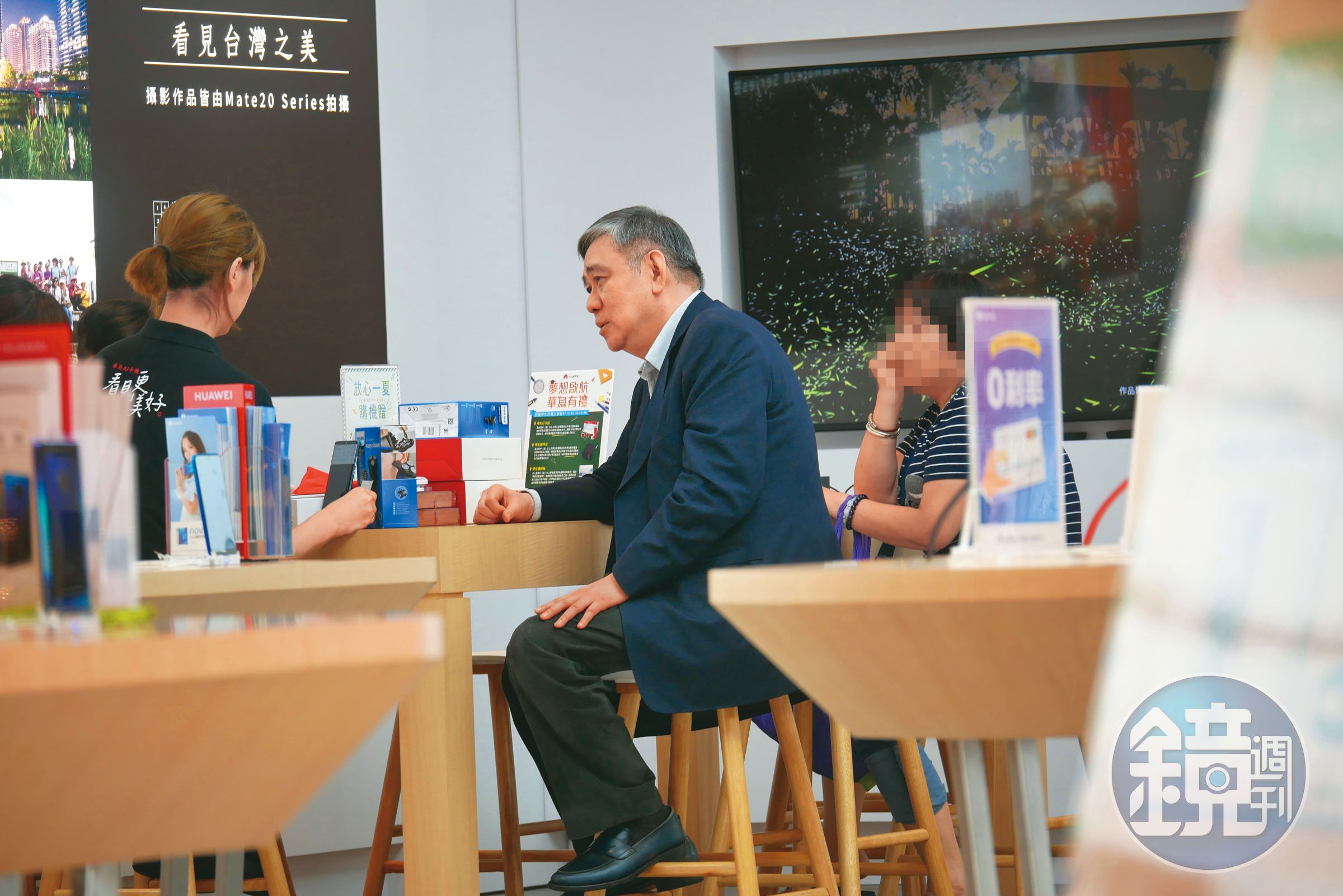 本刊曾直擊王文洋日常，雖貴為總裁仍親自到通訊行處理事情。