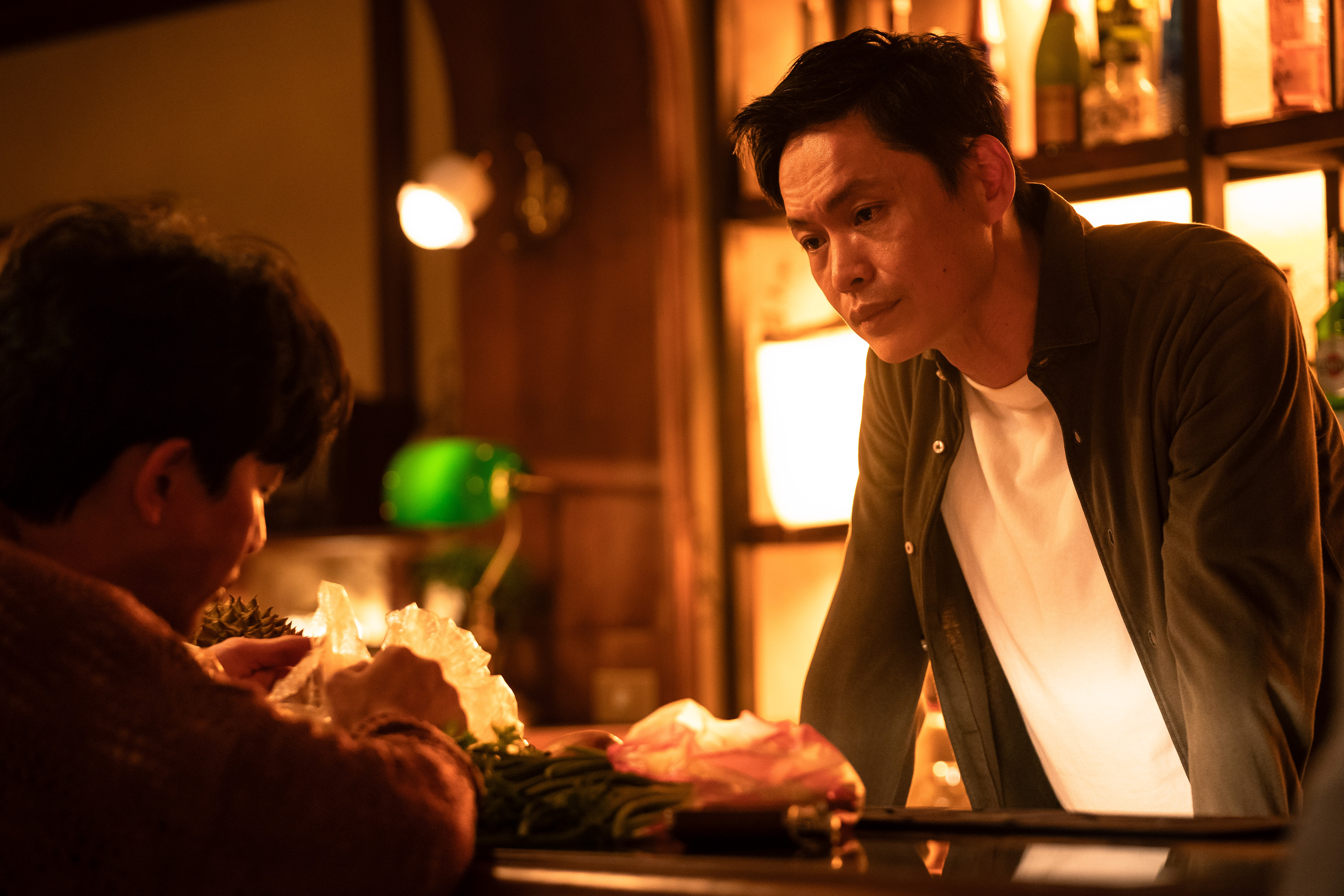 黃鐙輝驚喜客串半吊子調酒師。（逆光電影提供）
