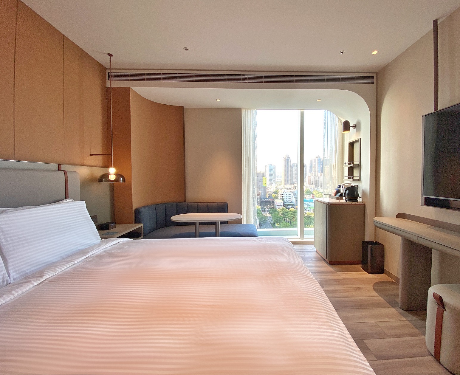 采．寓 halo house試營運期間，平日入住雙人房優惠價3,588元起，包含兩客卡啡那精緻早餐。