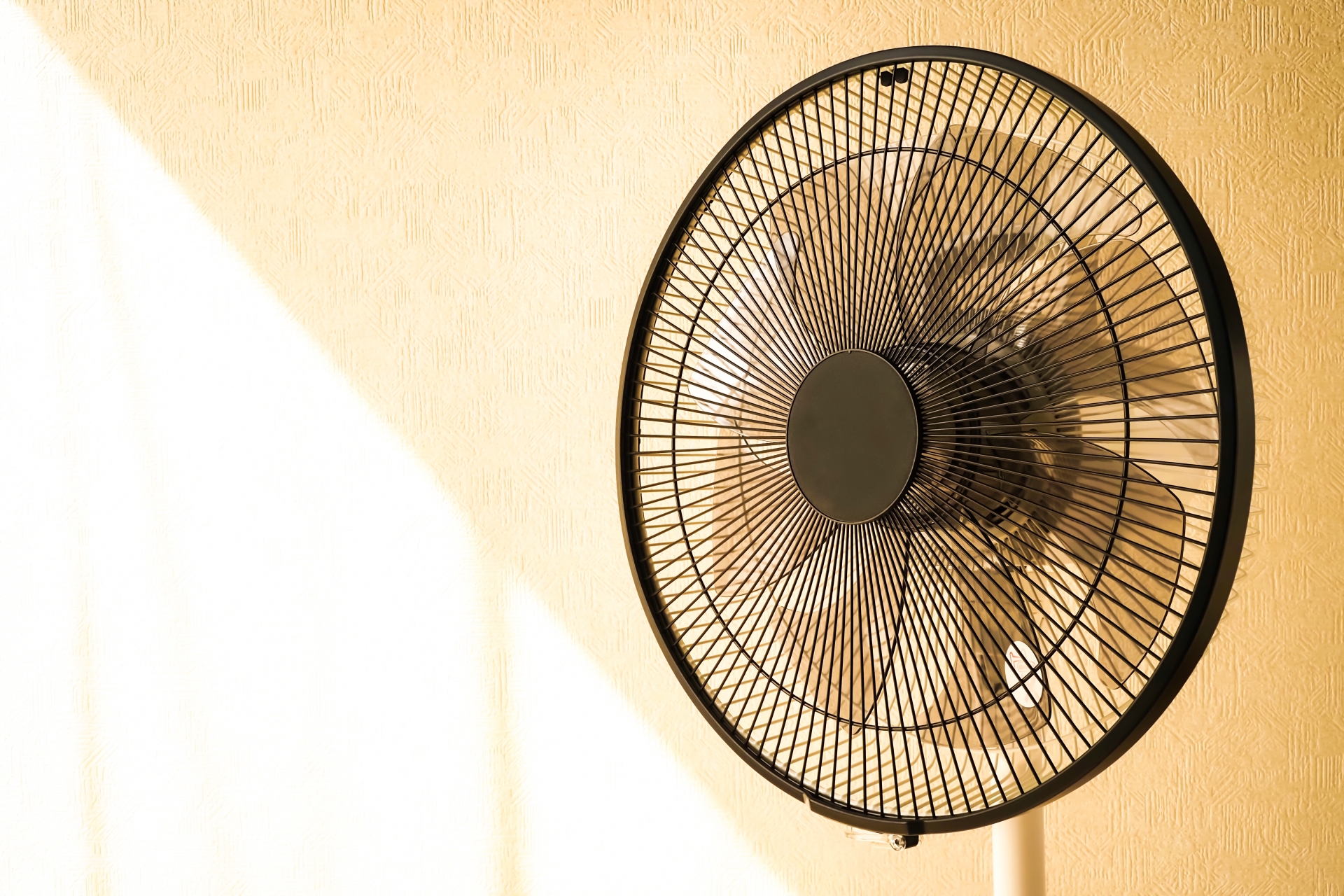 中國一名年輕女子吹電扇睡覺，醒來發現自己「眼歪嘴斜」無法控制自己的臉部。（示意圖／Pixabay）