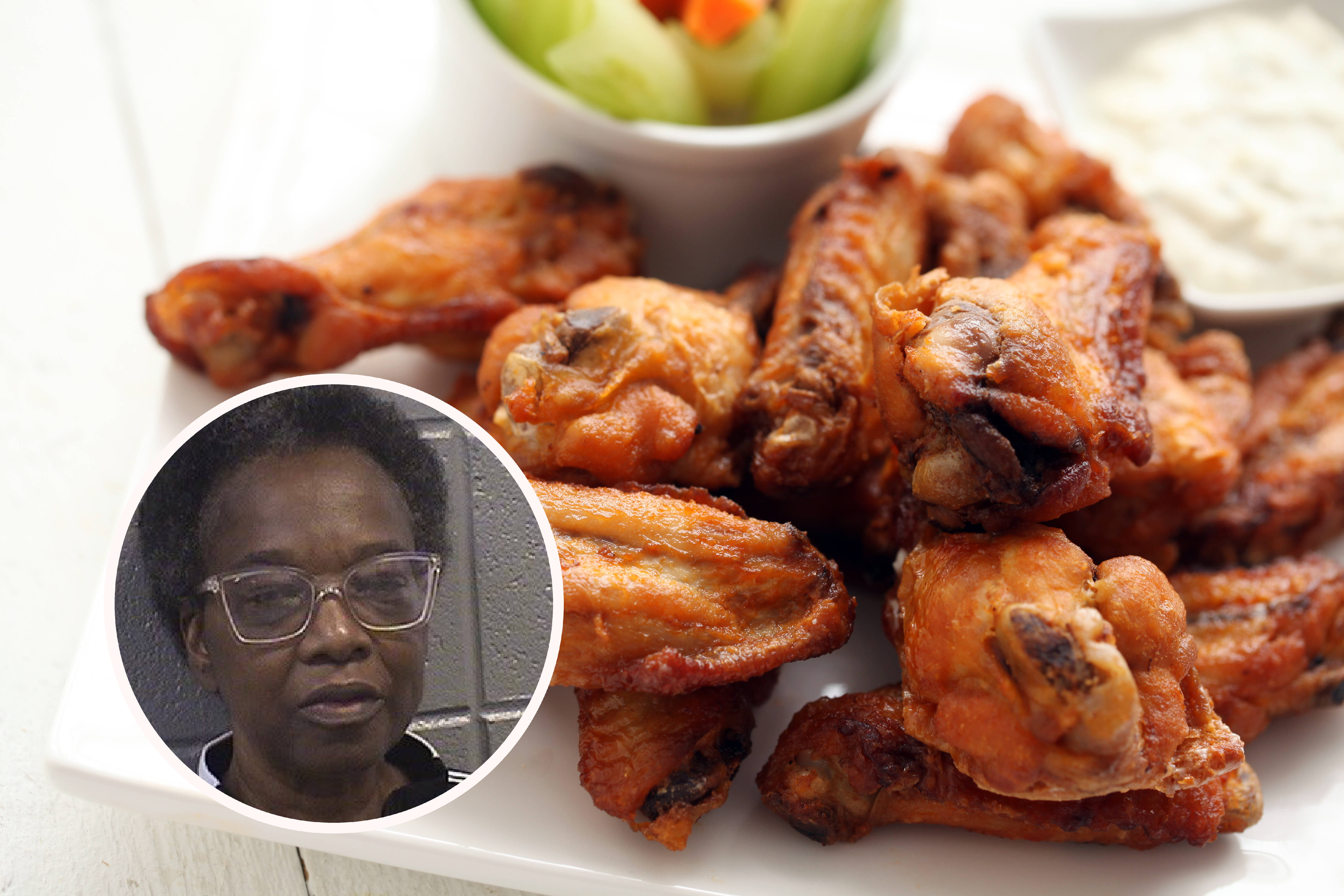 美國某學餐的主管利德爾，1年多來偷運1.1萬箱雞翅回家，害學生都沒半隻雞翅可以吃。（翻攝freepik圖庫、X）