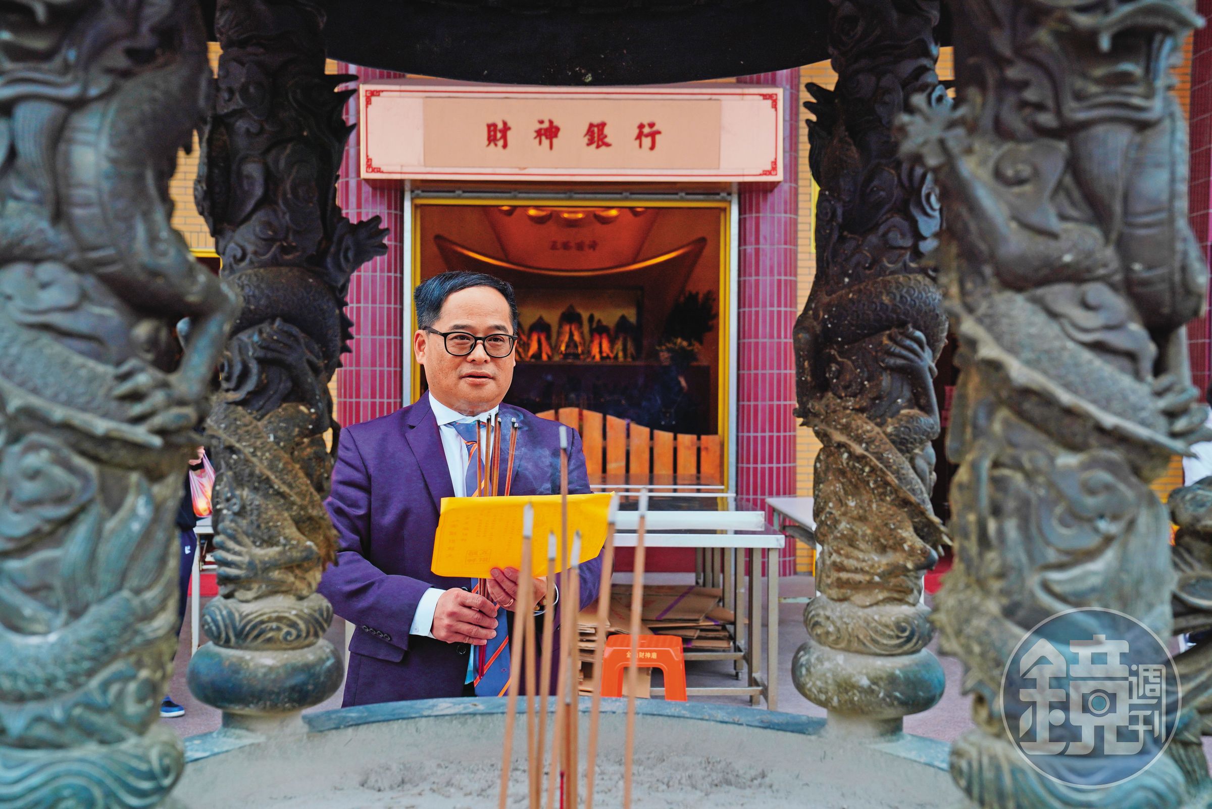 林明賜到財神廟拜拜一定會補財庫,細念自己的心願讓五路財神知道,祈求保佑。