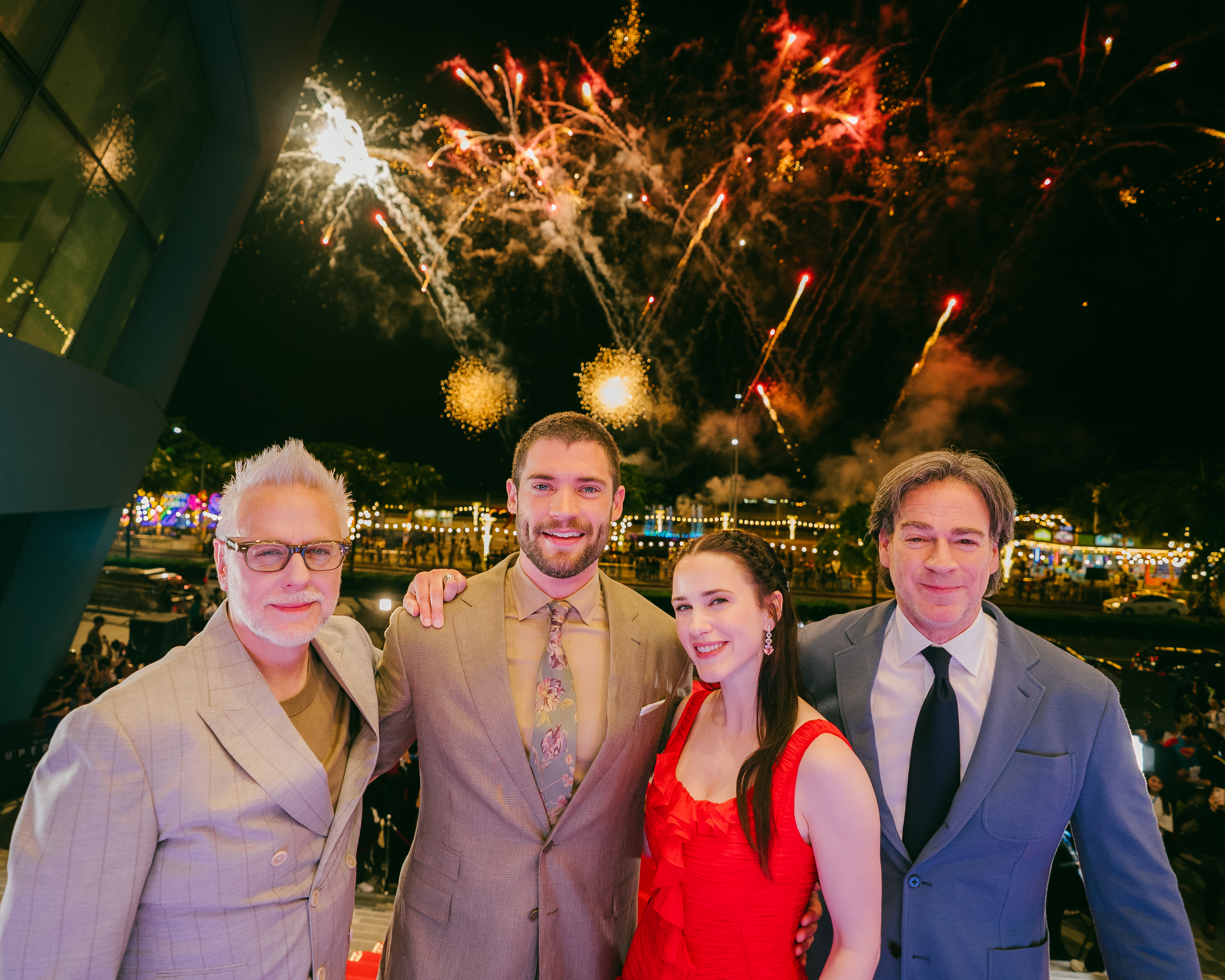 導演詹姆斯岡恩（左起）、大衛科倫斯韋、瑞秋布羅斯納安、製片彼得薩弗蘭在菲律賓參加煙火秀。（華納兄弟提供）