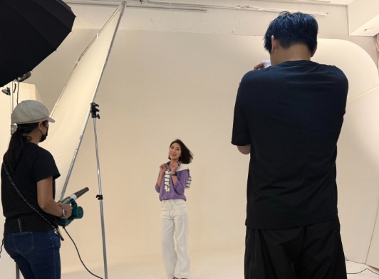 李正皓今天貼出馬郁雯身穿紫色襯衫、白色長褲進行棚拍的畫面。（取自李正皓臉書）