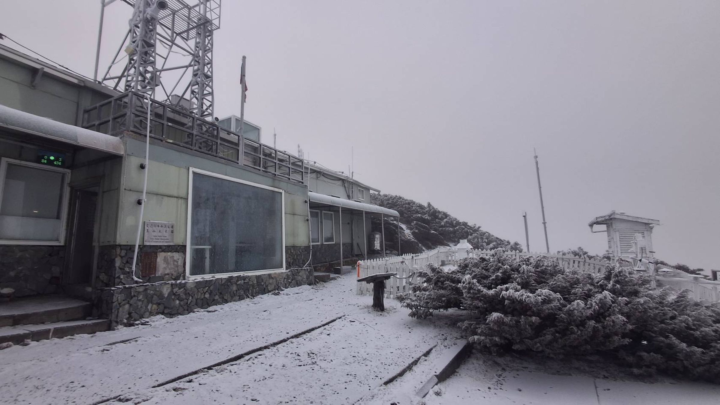 玉山清晨降雪,絕美銀白夢幻美景曝光。(翻攝畫面)