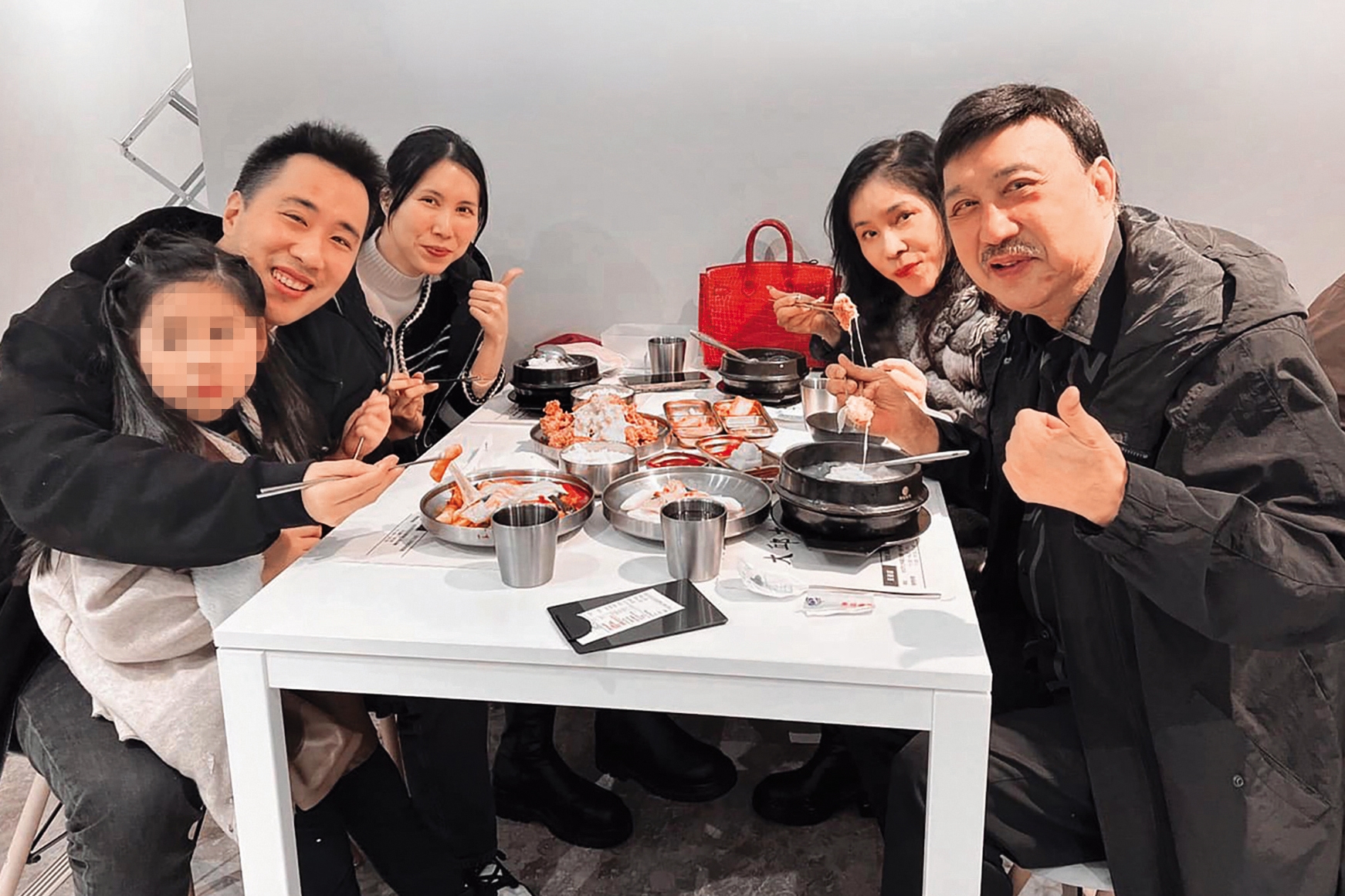 余苑綺（左3）在世時，余天（右起）、李亞萍、余祥銓經常帶著外孫女外出用餐，享受天倫之樂，沒想到現在狀況巨變。（翻攝自余苑綺臉書）