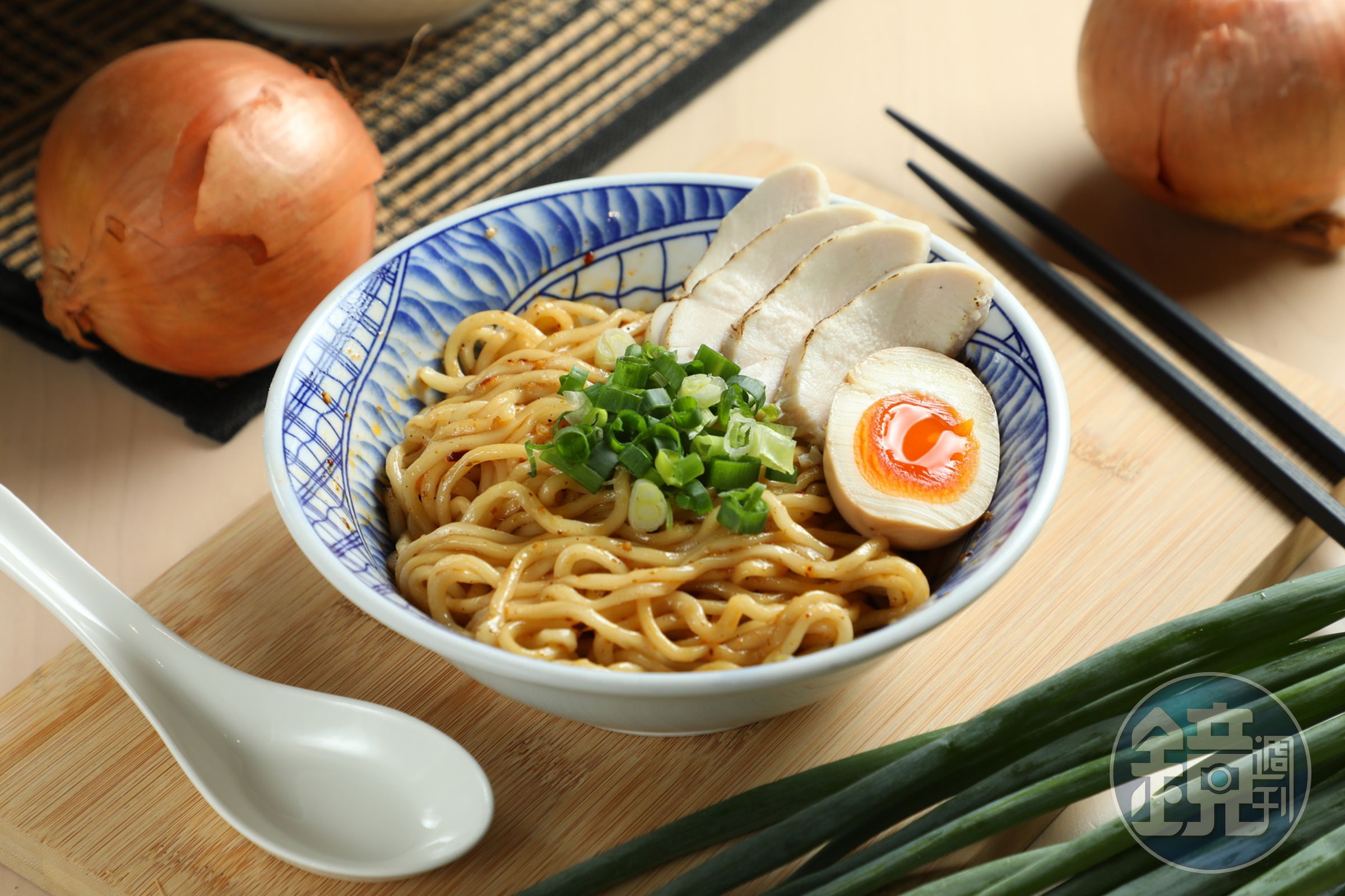 「老童招牌拌麵」加入讓人一吃上癮的油潑辣子，香辣順口。（95元／份）