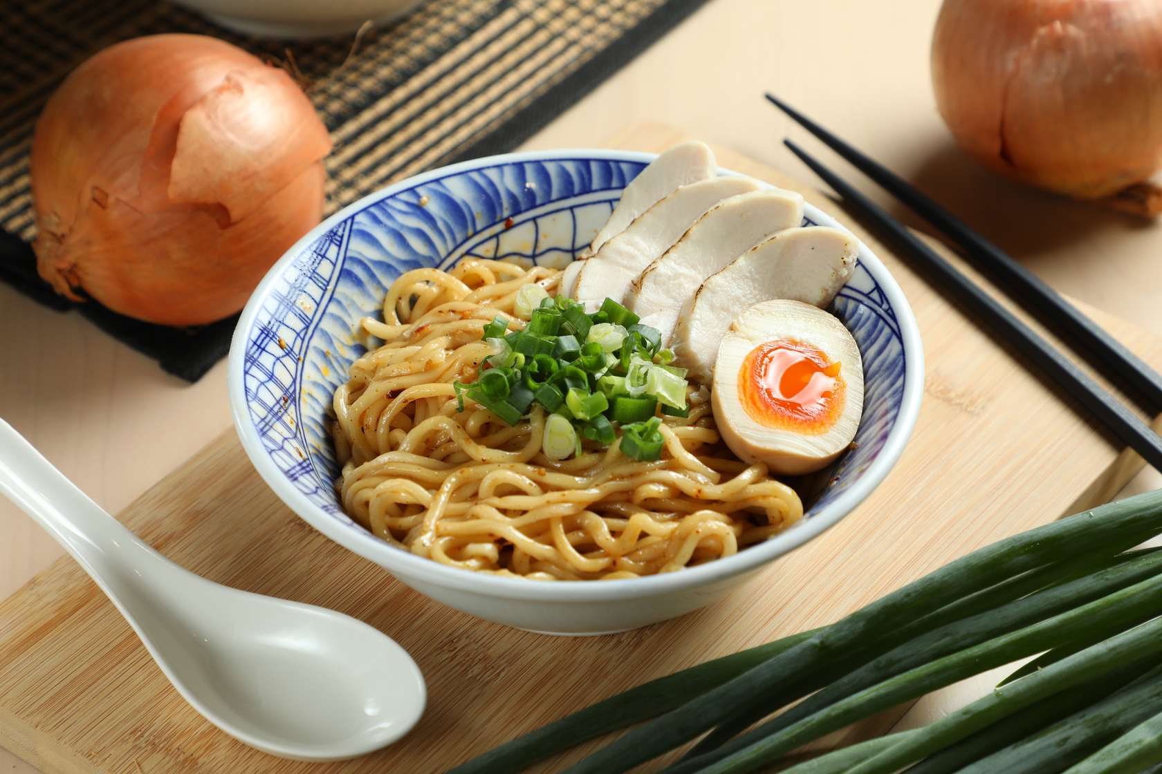 「老童招牌拌麵」加入讓人一吃上癮的油潑辣子，香辣順口。（95元／份）