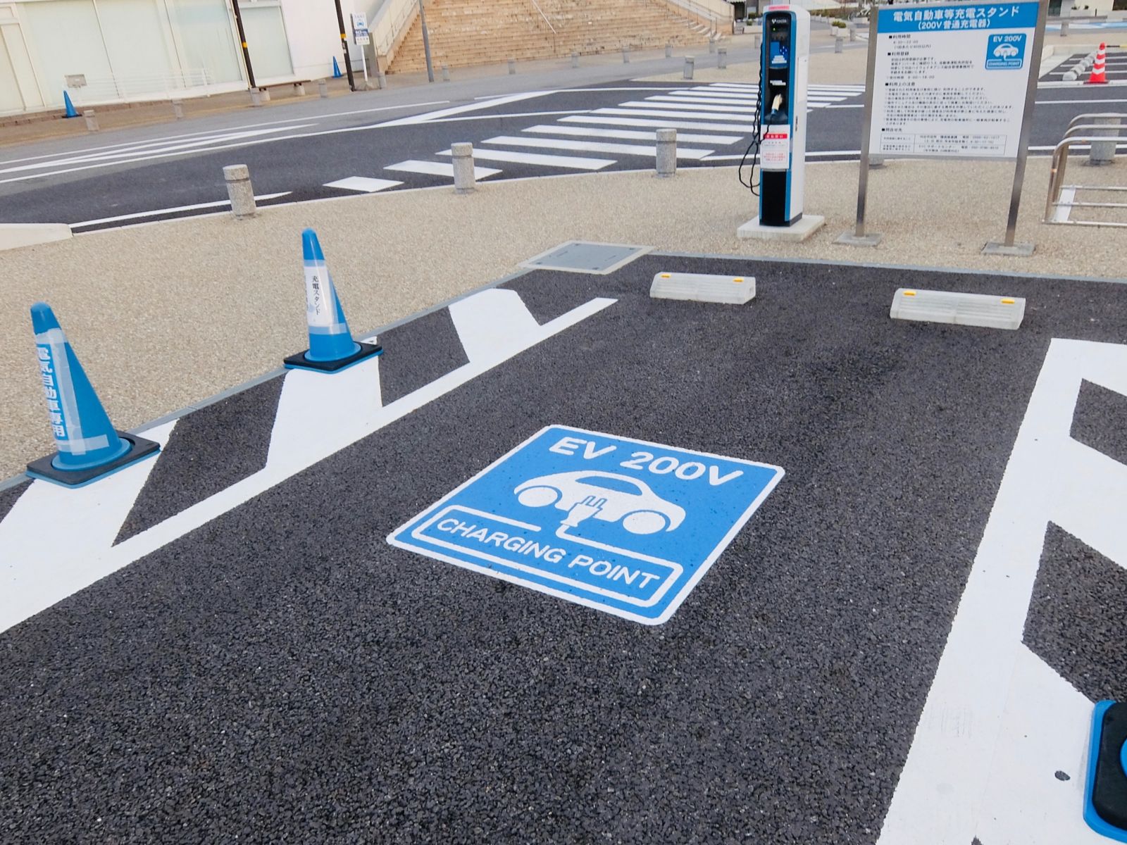 充電站淪應召站 中國「充電媛」盛行!車子車主同步充電