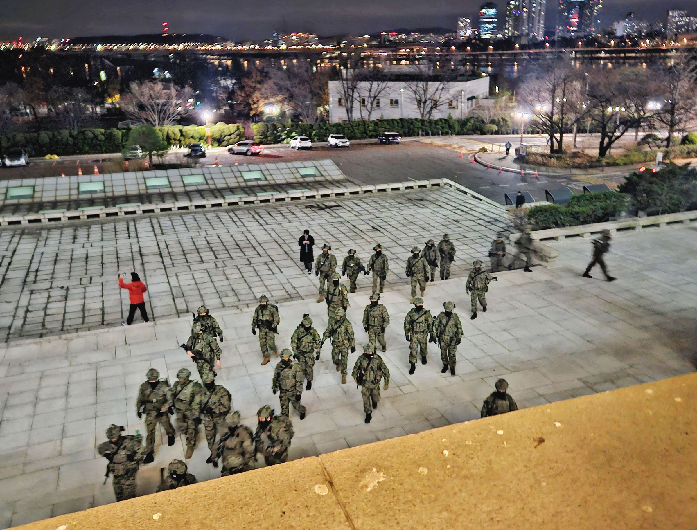 韓國總統尹錫悅宣布緊急戒嚴令後,軍方人員陸續進入國會。(東方IC)