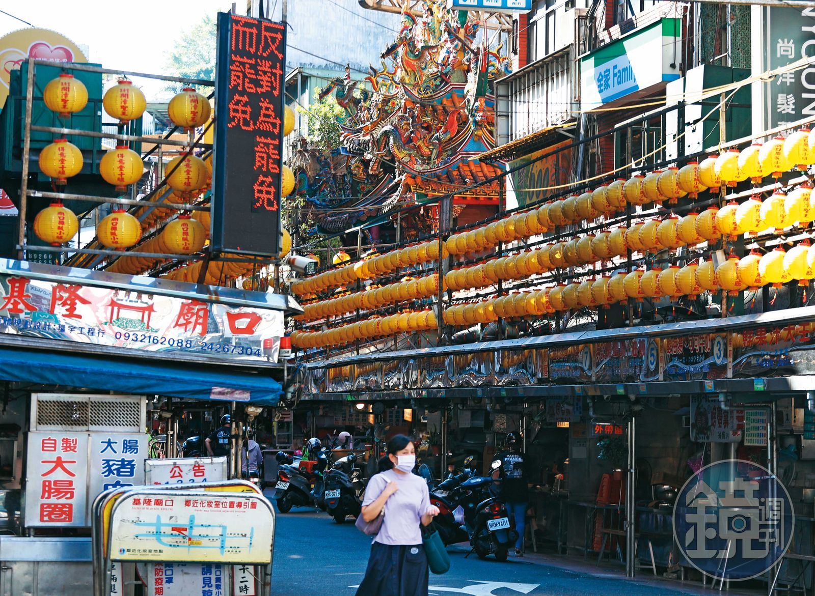 基隆廟口夜市人潮眾多，是罷免正反方空戰宣傳必爭之地