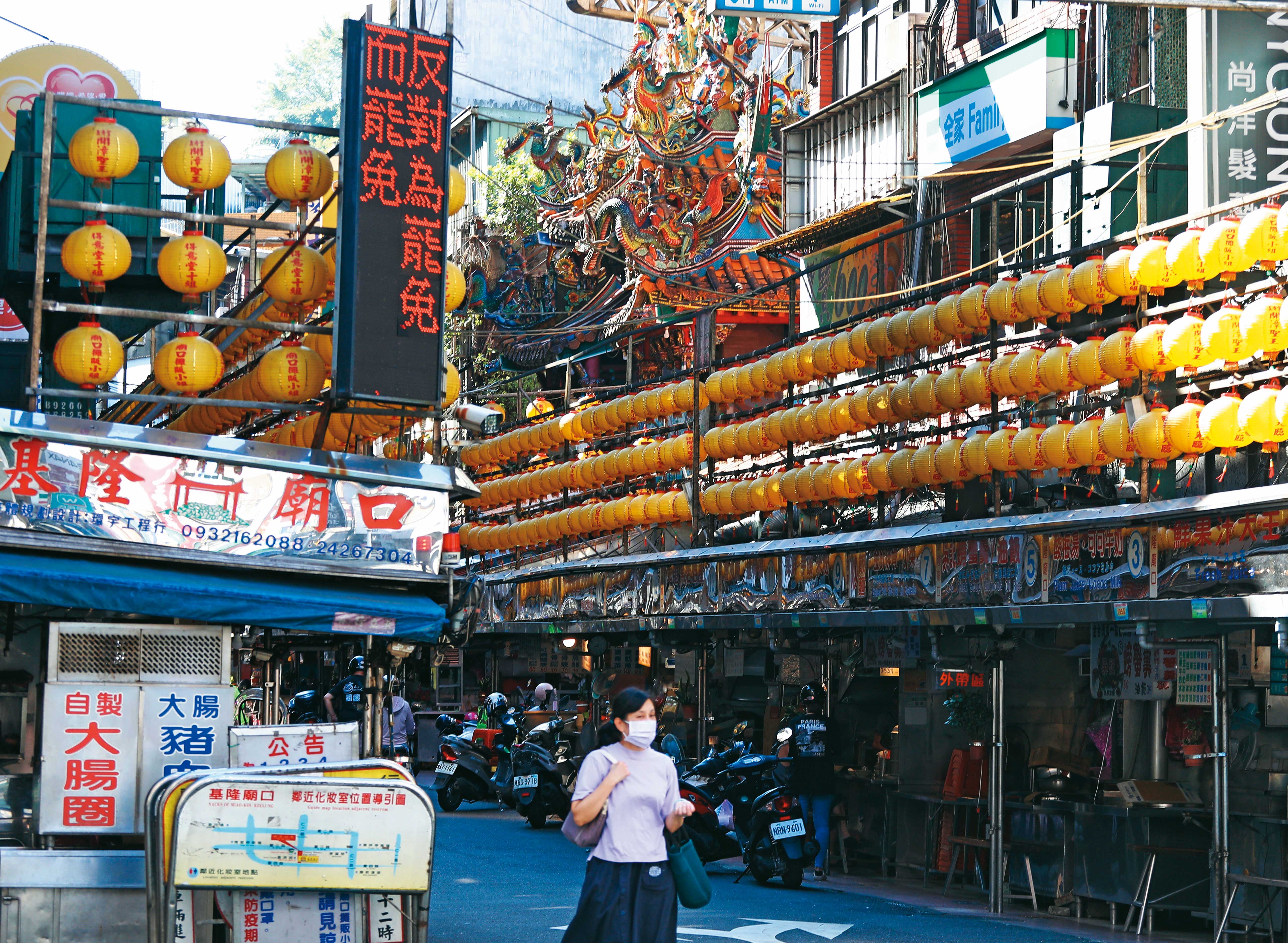 基隆廟口夜市人潮眾多，是罷免正反方空戰宣傳必爭之地。