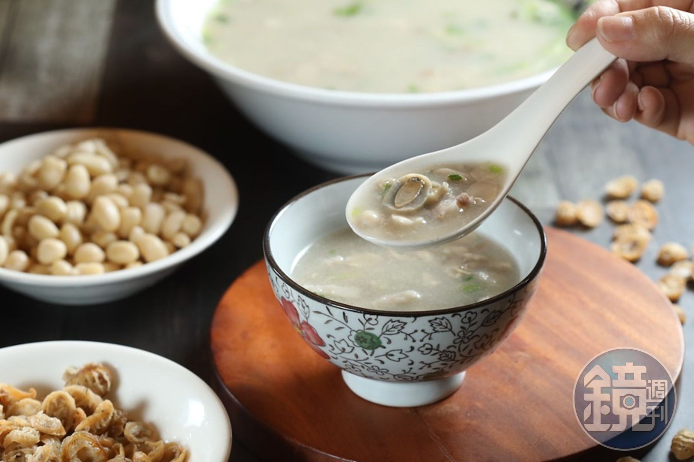 「石鱉花生湯」湯色濃郁,入口清潤,石鱉嚼來Q彈(220元/份)