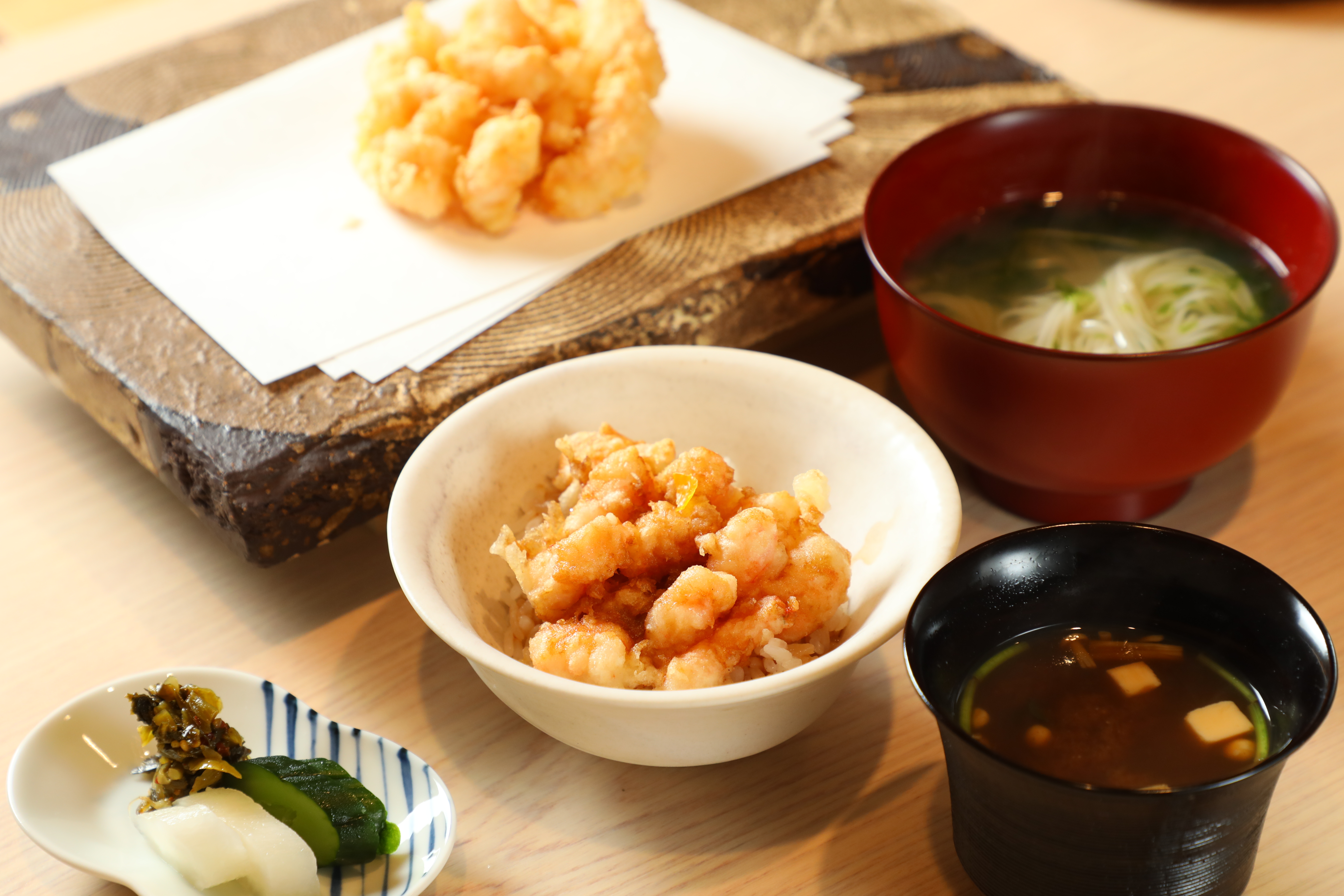 主食可選天丼或蛤蜊湯做的日本素麵,兩者皆會附一塊炸什錦蝦仁。