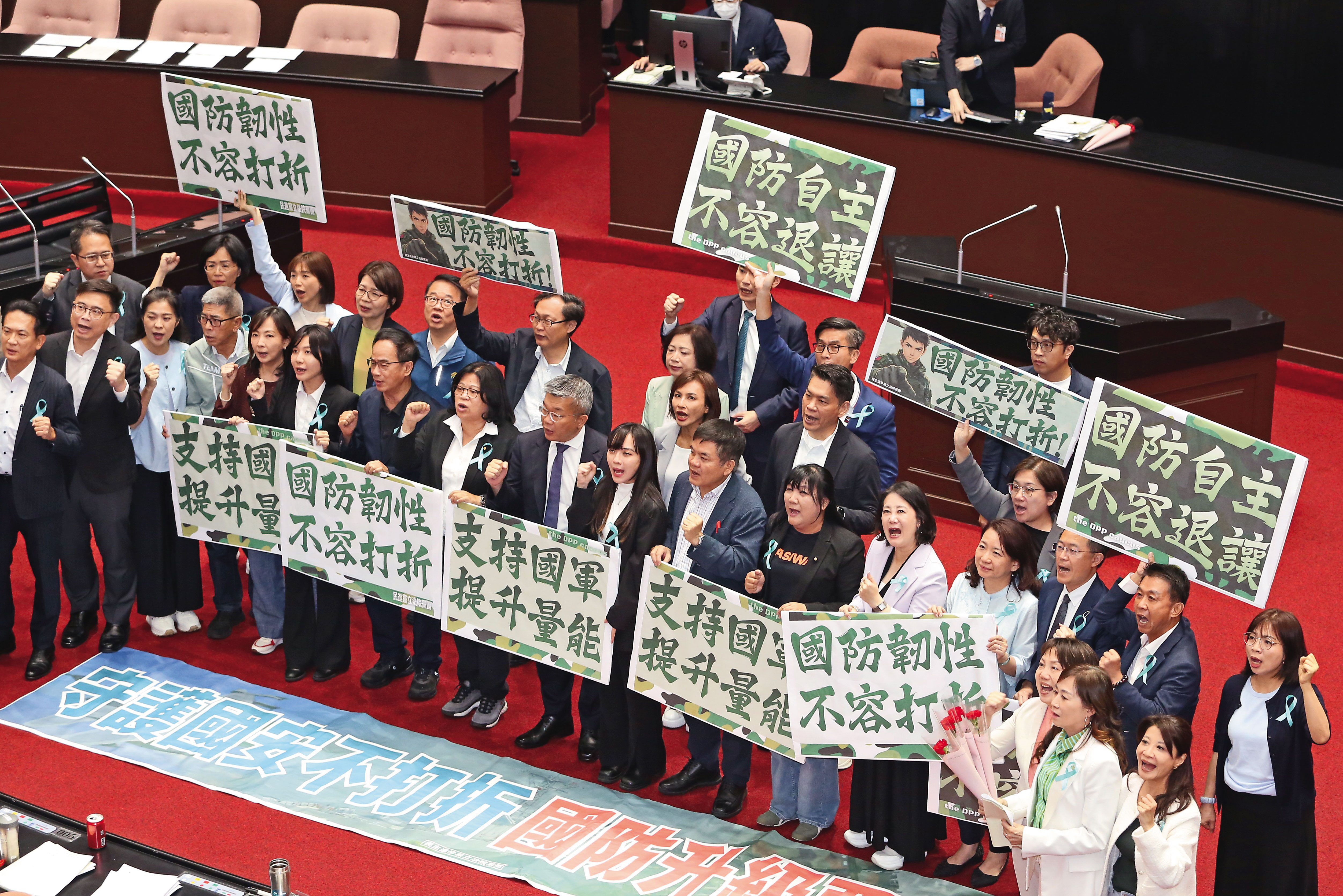 立法院表決通過國防預算，民進黨團反對藍白打6折版本。（鏡報姜永年）