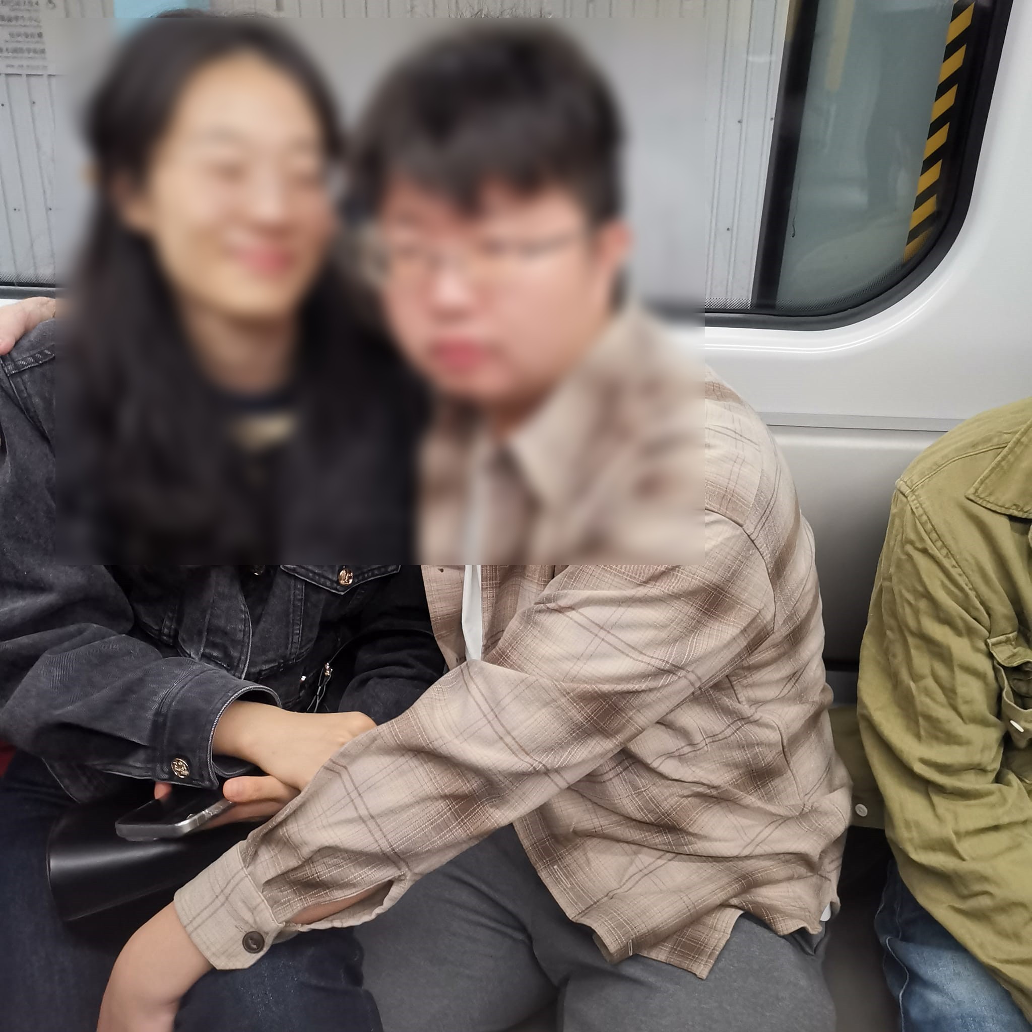 這對情侶毫不在意旁人眼光。(翻自臉書)