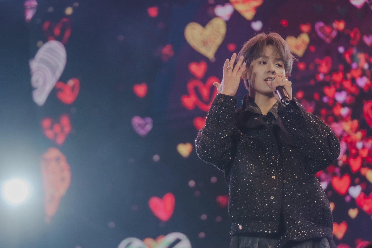 洪暐哲台中麗寶跨年完飛奔桃園場，驚險抵達。（年代娛樂提供）