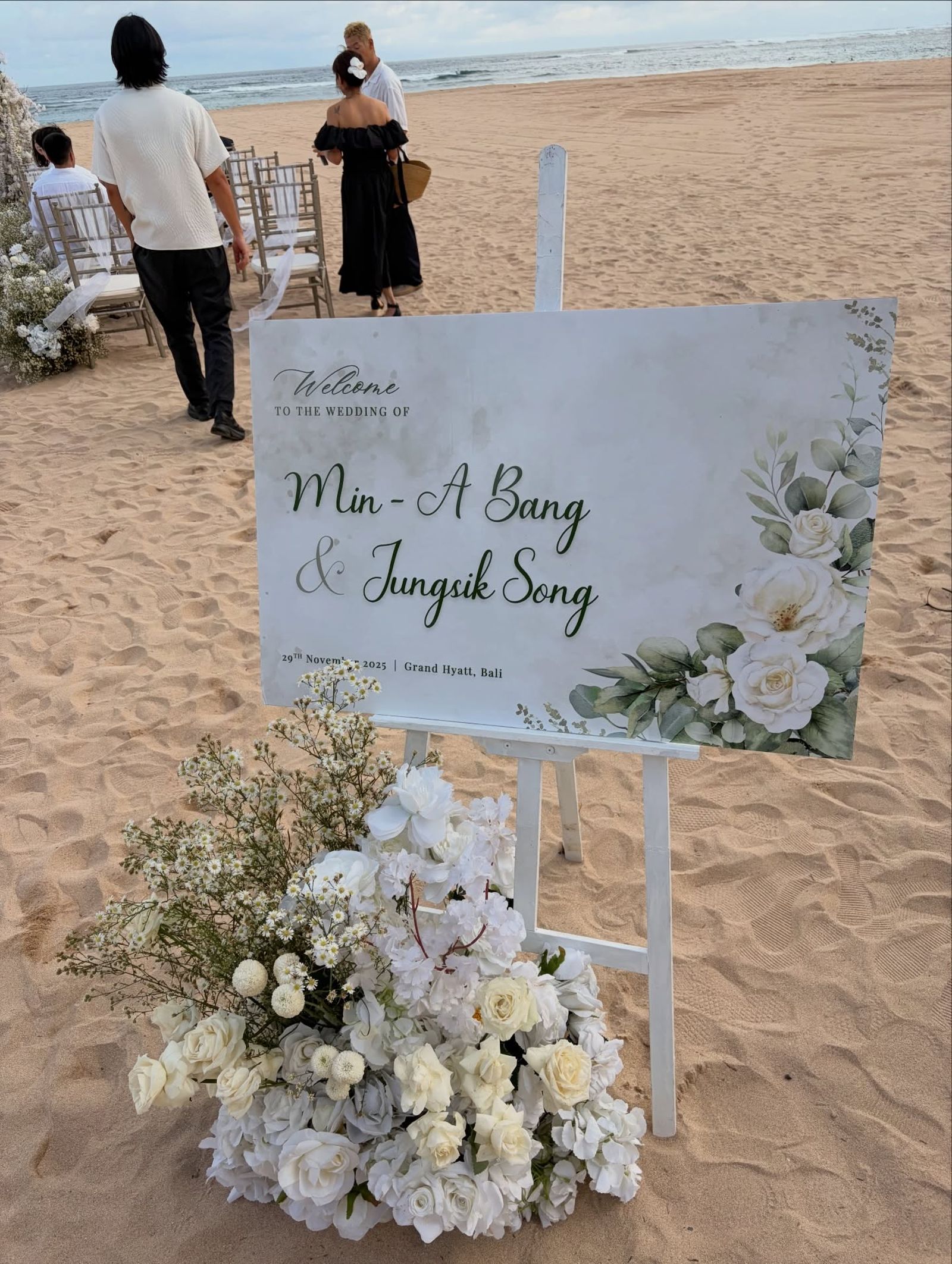 溫朱莞與Girl&rsquo;s Day方珉雅在峇里島海邊舉辦婚禮，溫馨又浪漫。（翻攝kim___dwaku IG）
