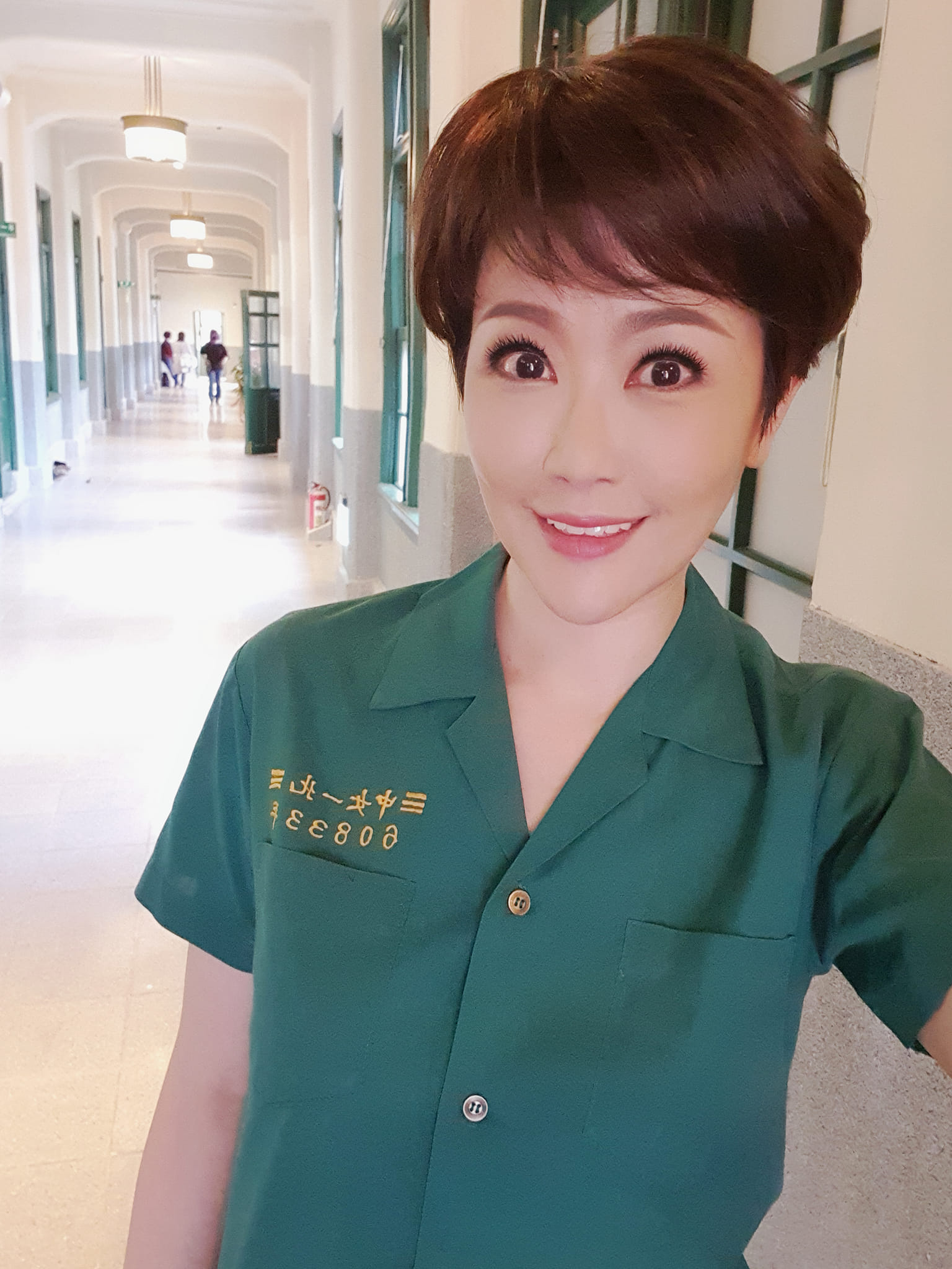 寇乃馨34年後再度穿回「小綠綠」制服重回校園,身材保養相當好。(翻攝自寇乃馨臉書)