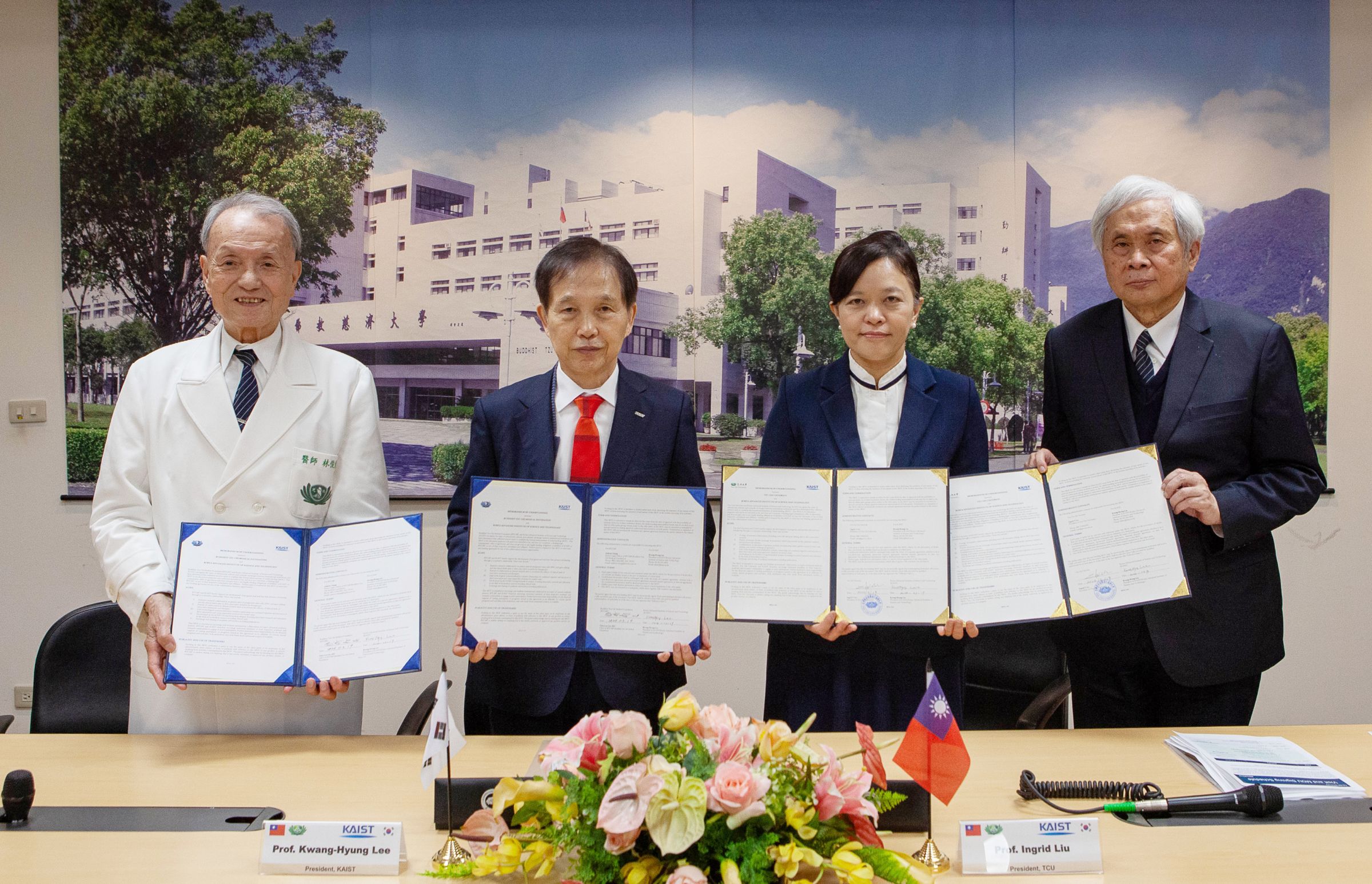 : 慈濟大學、慈濟醫療志業與韓國科學技術院今(19日)共同簽署「合作備忘錄」。(慈濟大學提供)