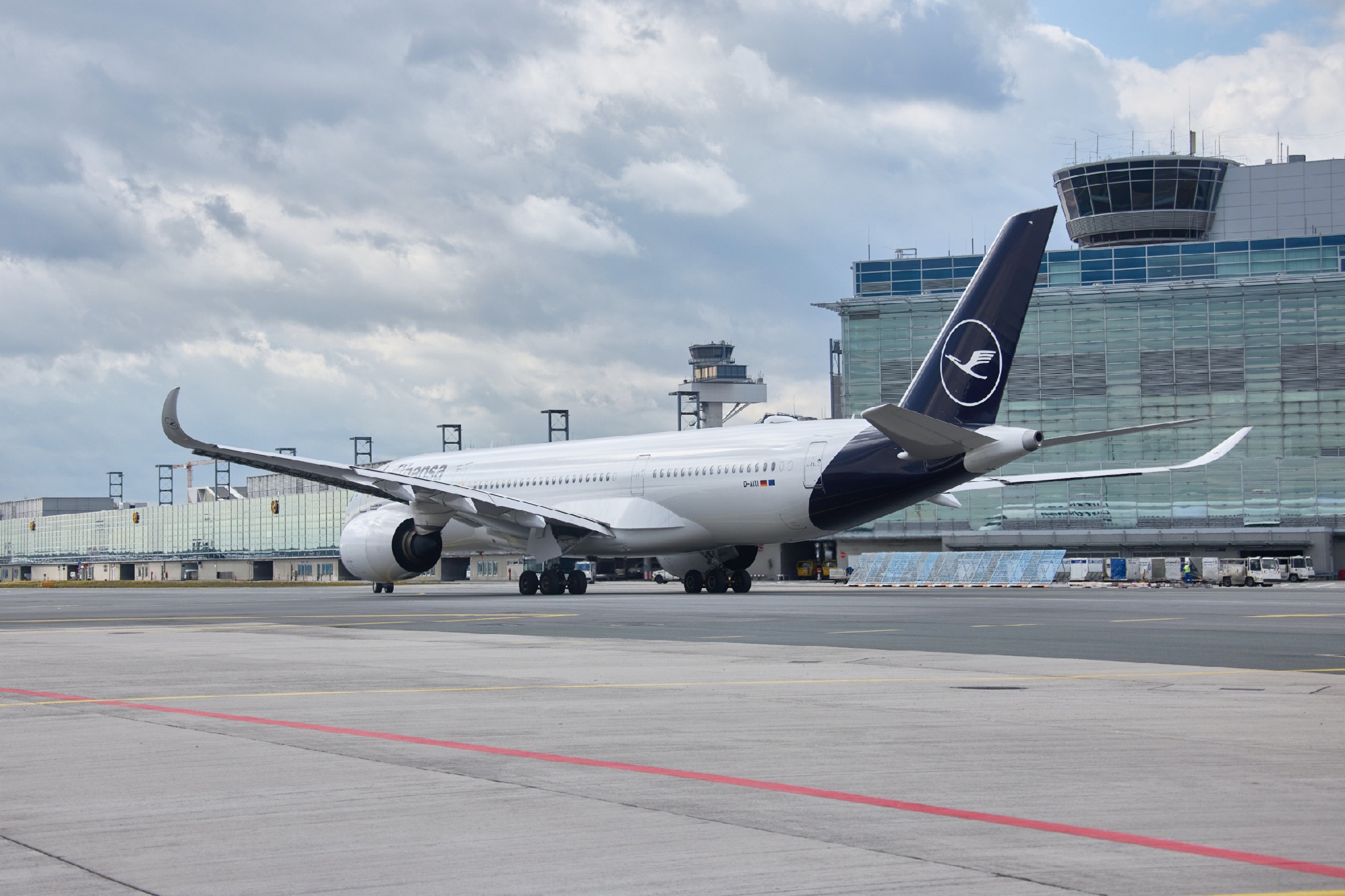 一架漢莎航空機長如廁、副機長突昏厥，導致航班在無人駕駛情況下飛了10分鐘。（翻攝自臉書@Lufthansa）