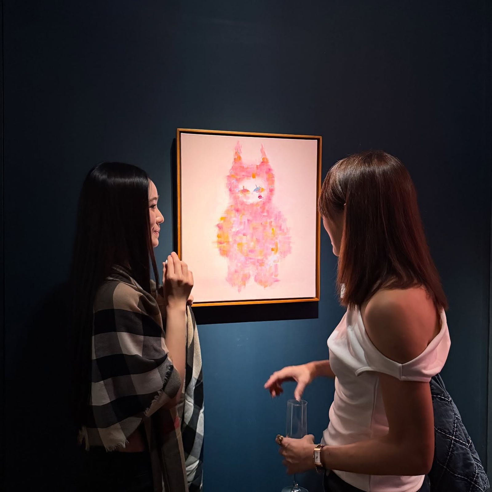 Lily向賈永婕分享畫作理念。(翻攝臉書)