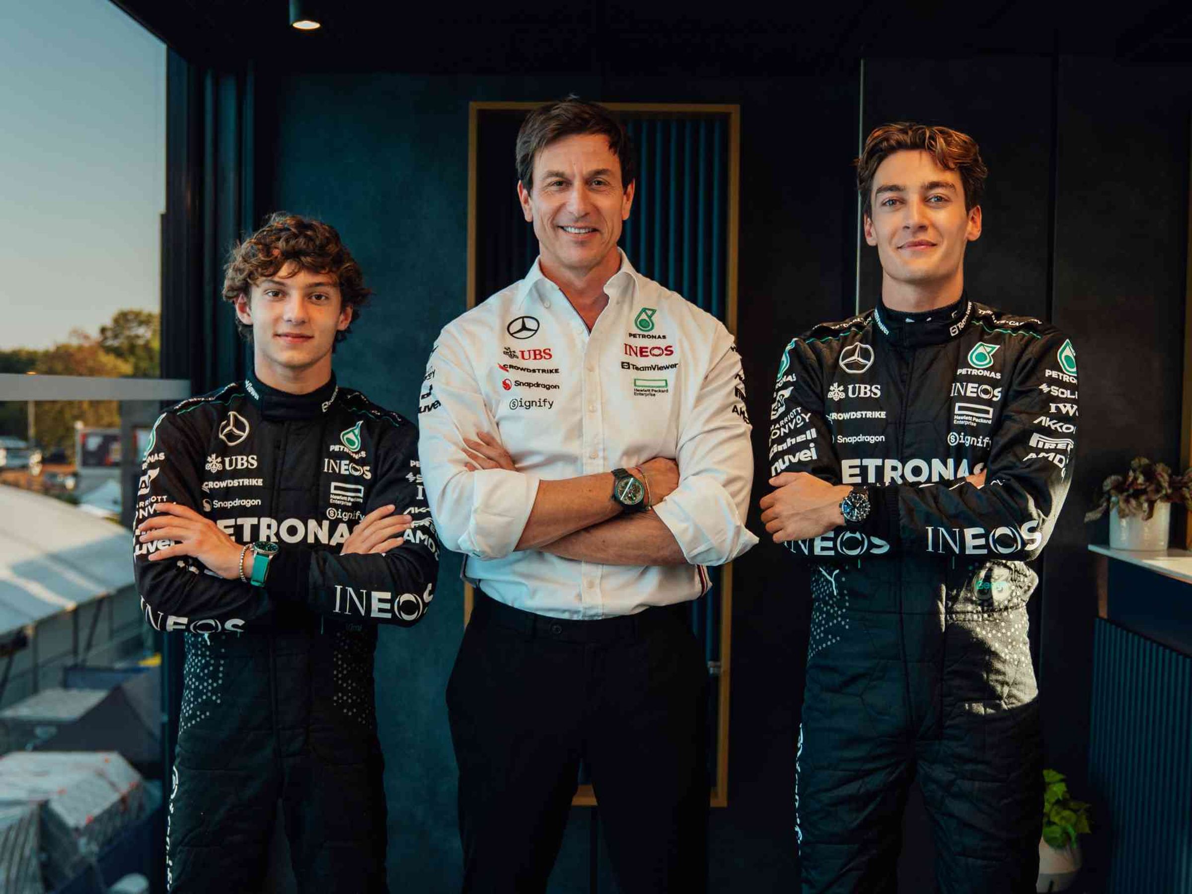 IWC與Mercedes-AMG PETRONAS F1車隊長期合作，三位靈魂人物George Russell（右）與Kimi Antonelli（左）與領隊Toto Wolff 都是大明星。