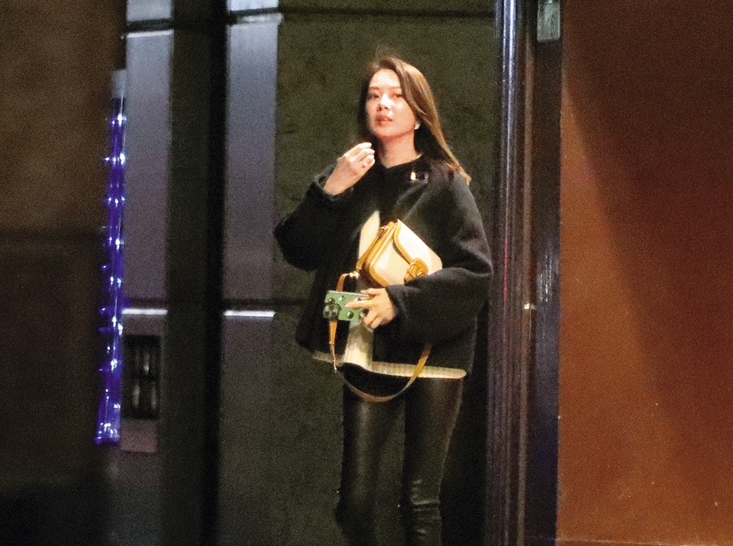 1/18 21：38用餐近兩個半小時，Melody才步出餐廳。