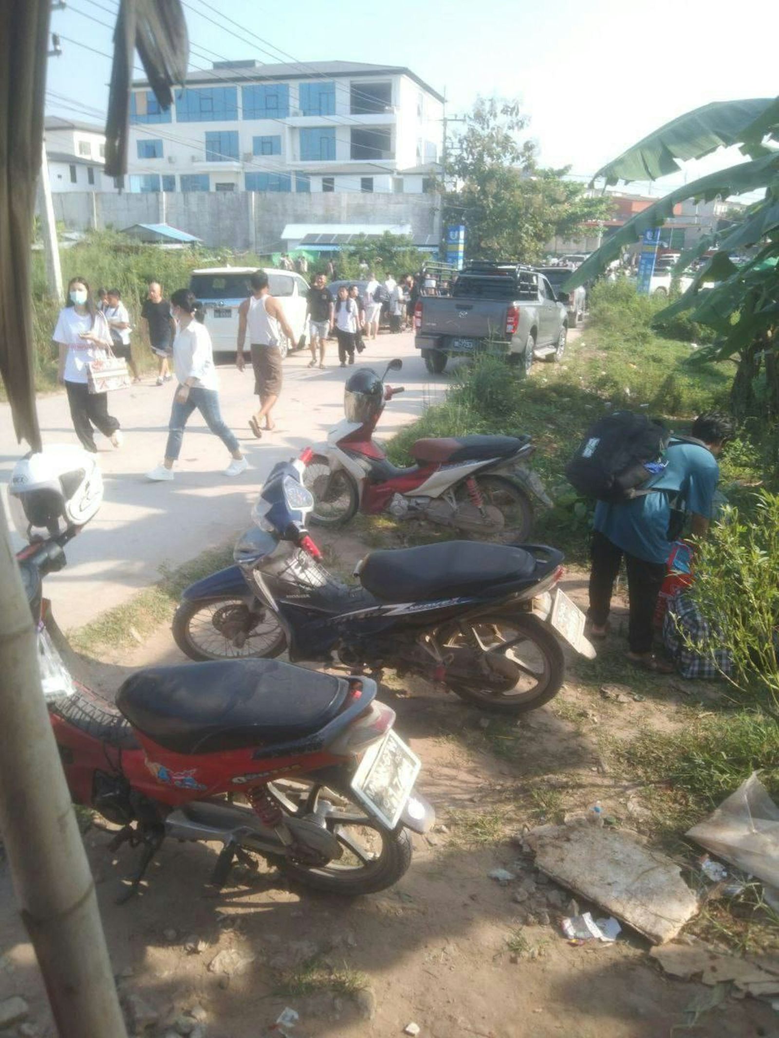 街頭可見攜帶大包小包的中國籍工人。（翻攝網路畫面）