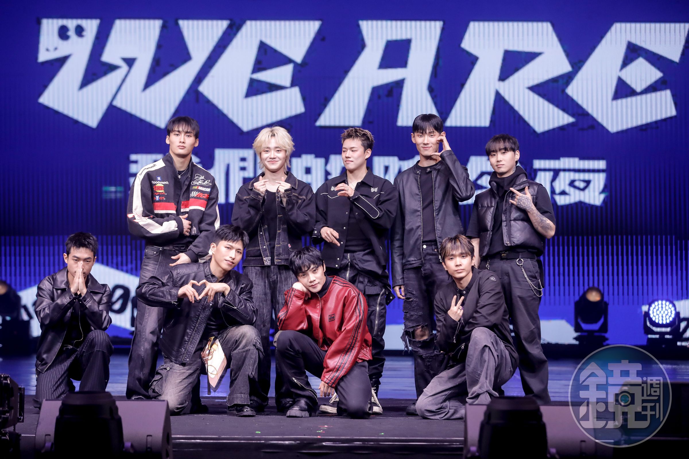 崔榮晙（前排紅衣者）與他的舞團TEAM SAME。