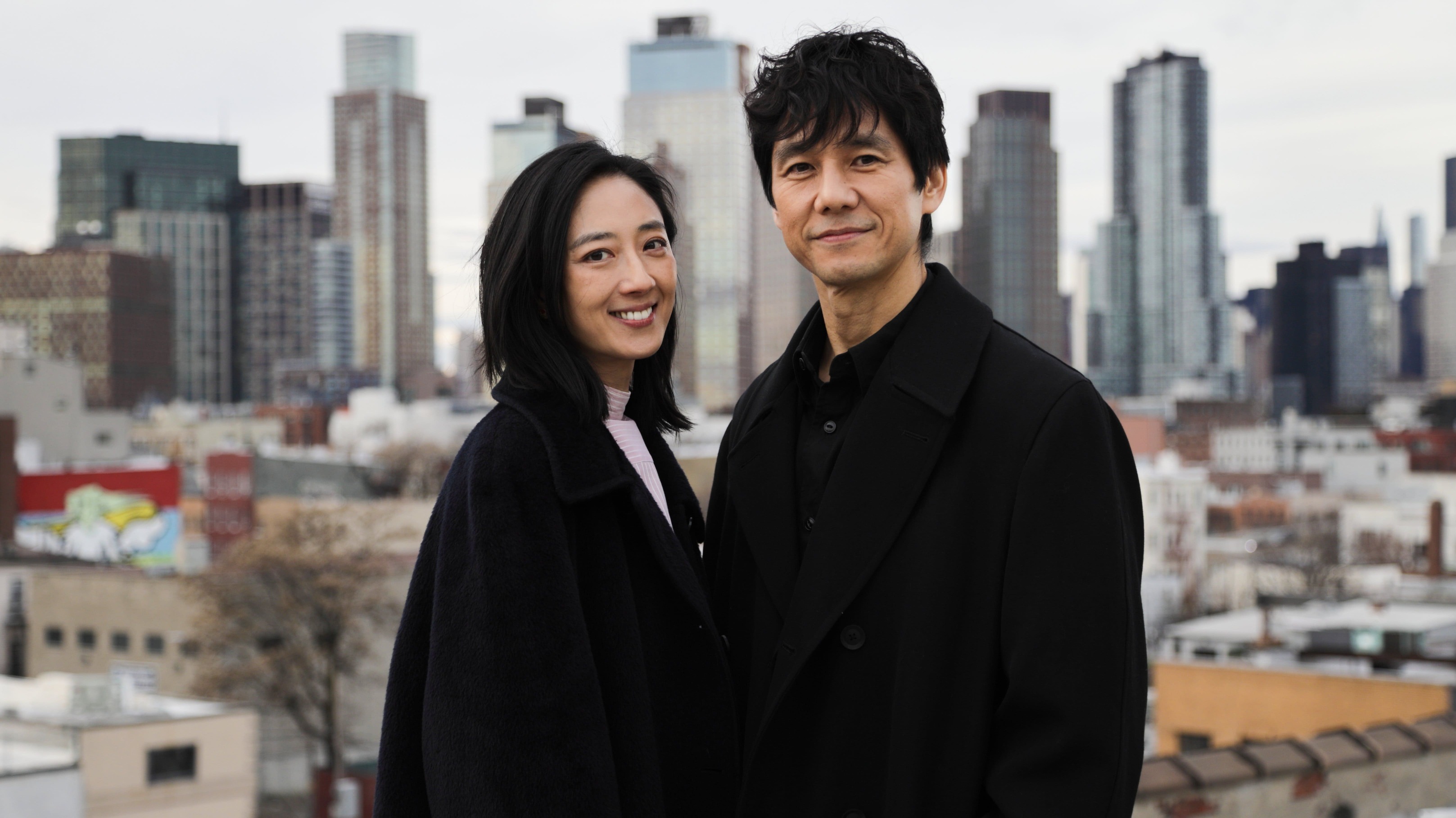 西島秀俊（右）、桂綸鎂主演電影《最親愛的陌生人》，電影在紐約拍攝，兩人也以英語演出夫妻。
