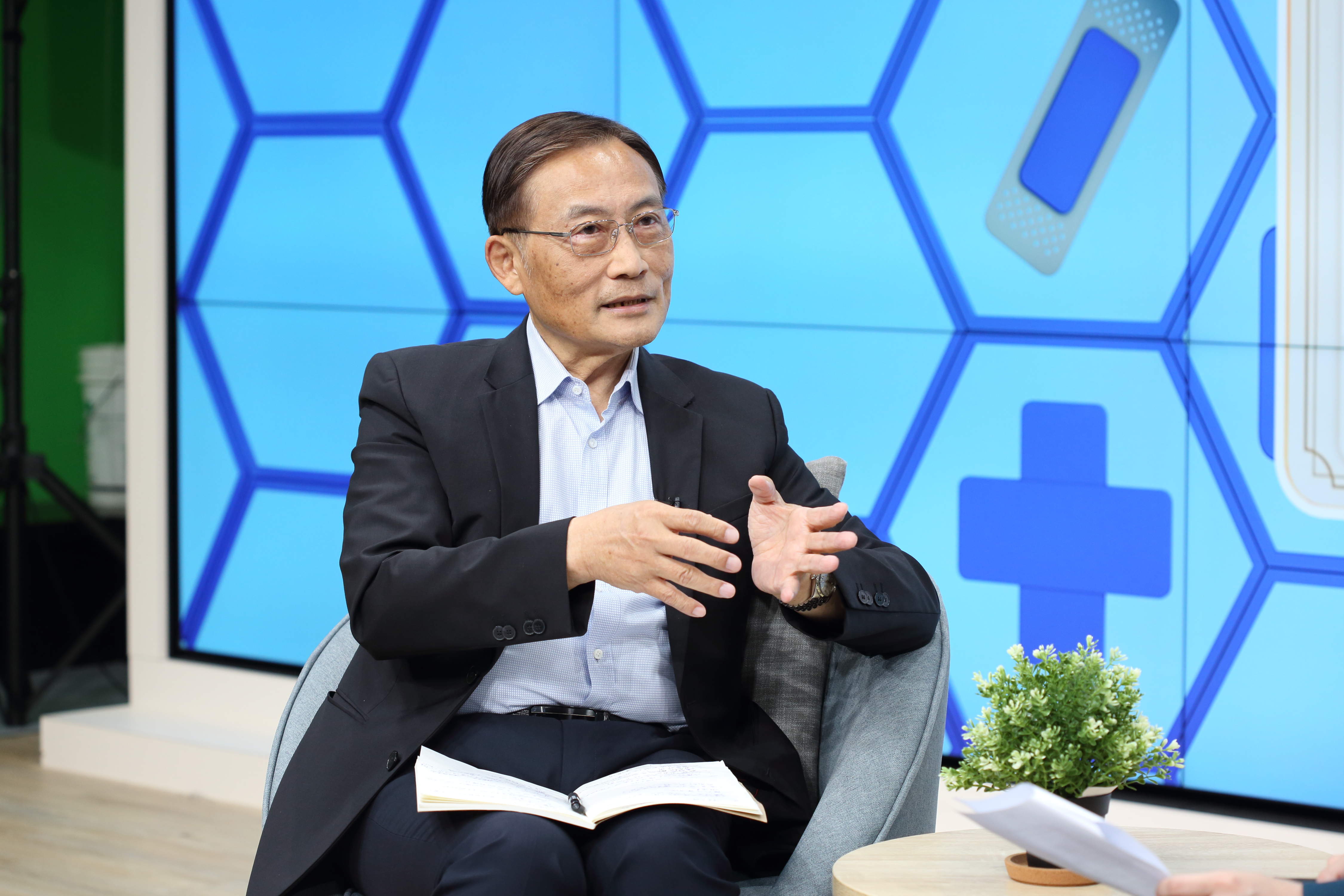 腫瘤名醫季匡華強調，情緒管理是抗癌4大支柱之首，壓力會透過「腸腦軸」破壞免疫力。