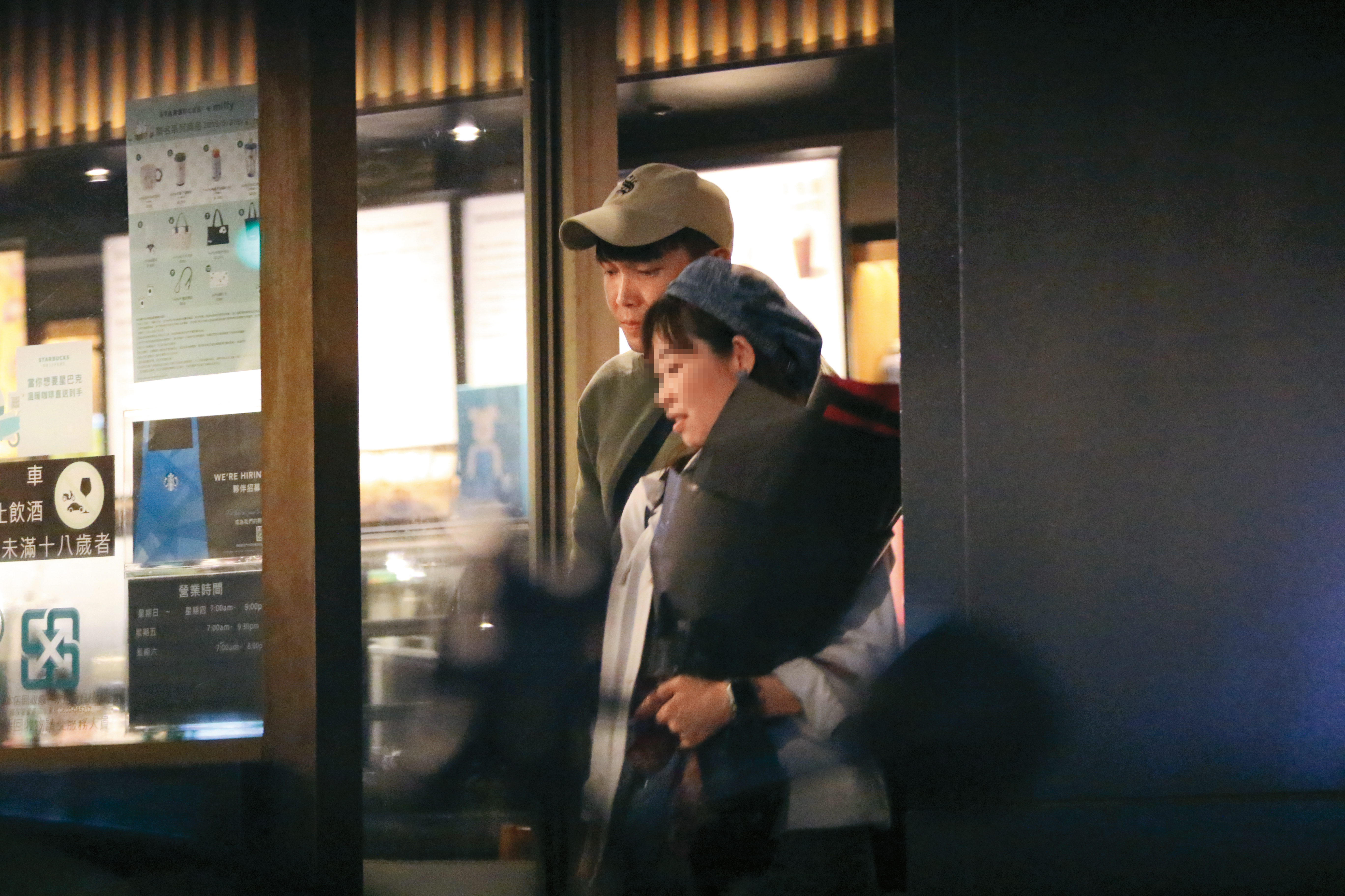 5/4 21：01，本刊直擊許仁杰（左）與戴著貝雷帽的女子（右）在咖啡店裡聊個不停，到打烊了才離開。