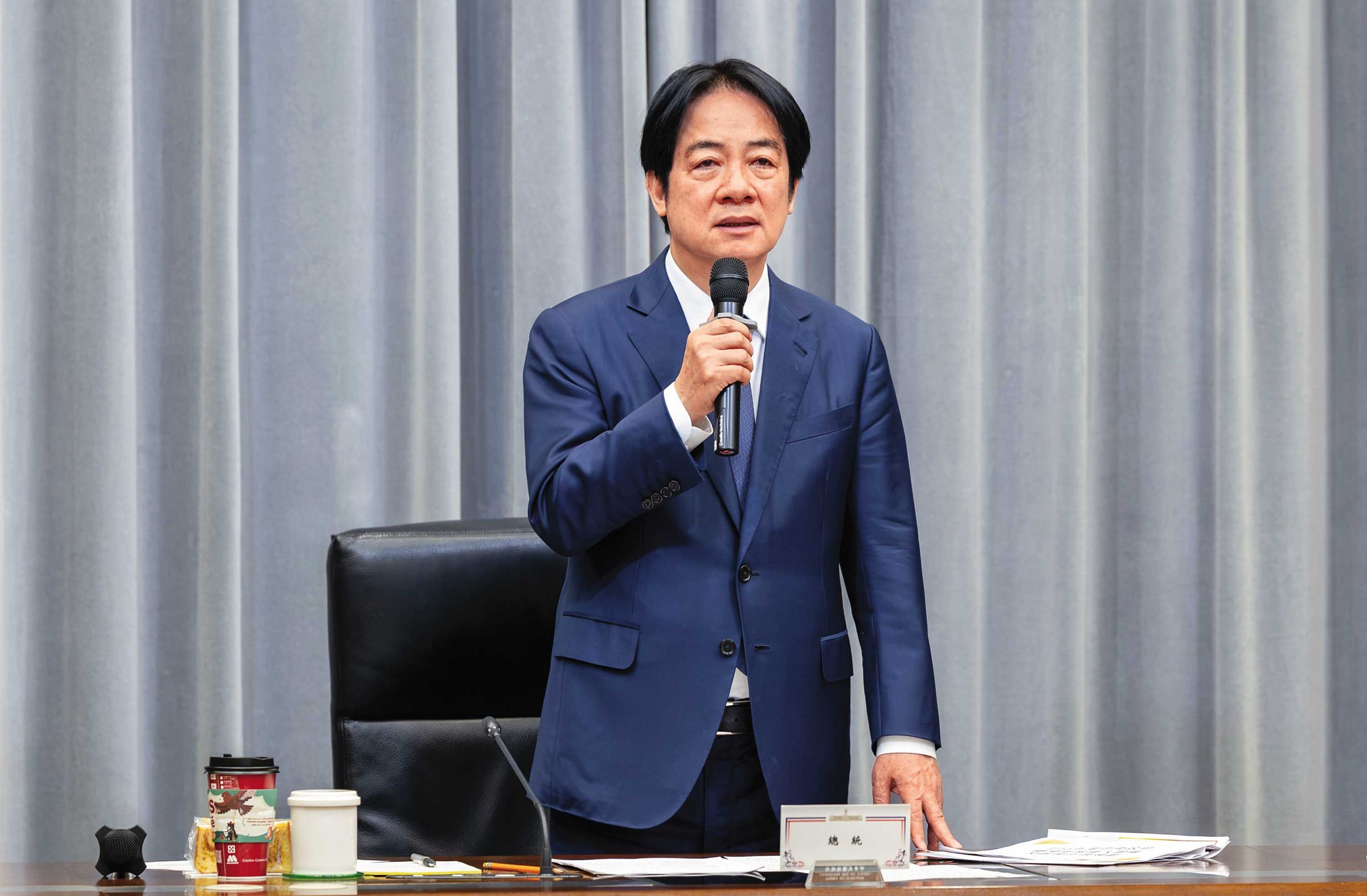 過去都是民進黨政府頂不住，才投降發錢，這回總統賴清德（圖）主動開倉放賑，等於開了潘朵拉盒子，定然後禍不止。（總統府提供）