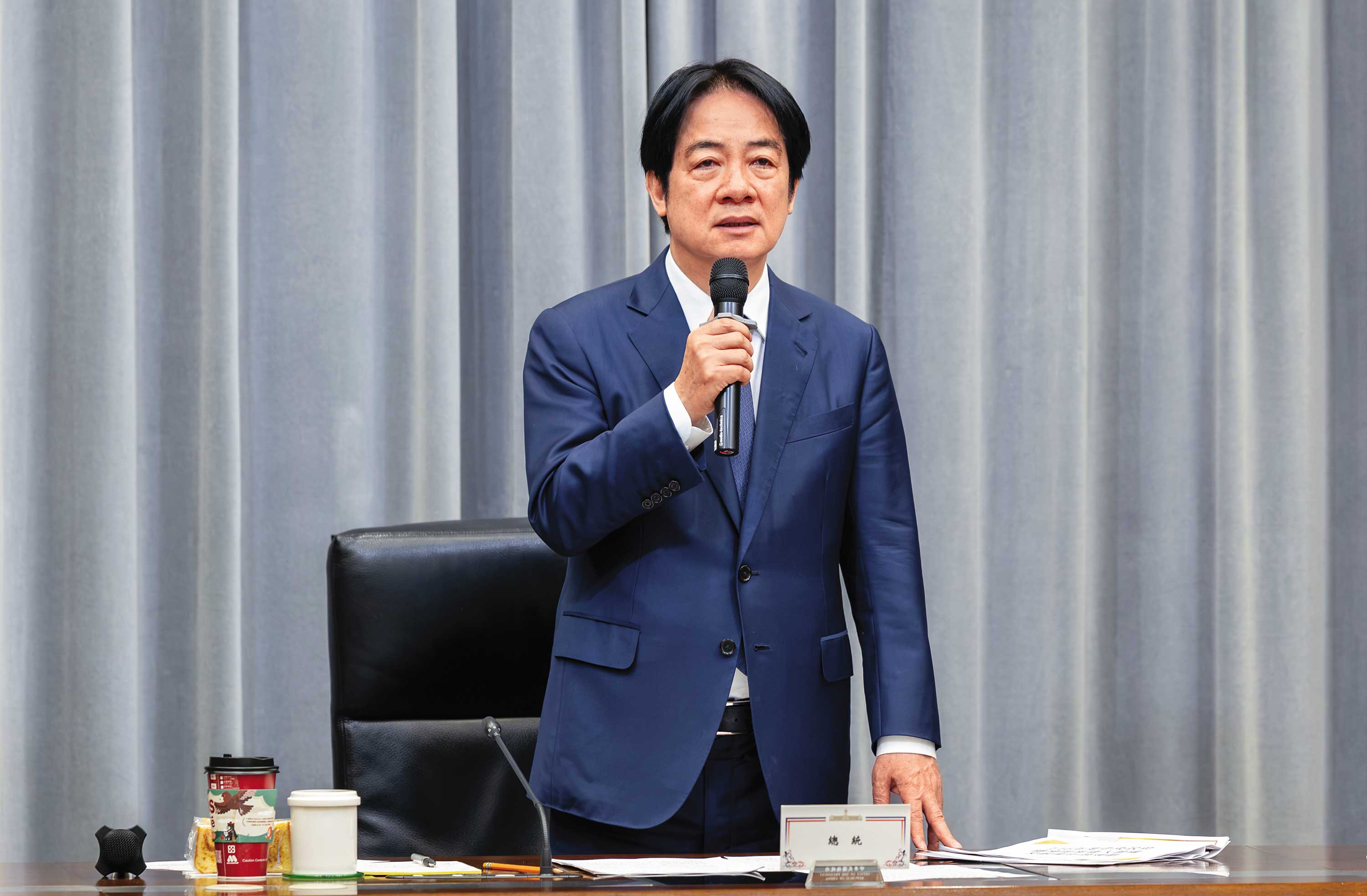 過去都是民進黨政府頂不住,才投降發錢,這回總統賴清德(圖)主動開倉放賑,等於開了潘朵拉盒子,定然後禍不止。(總統府提供)