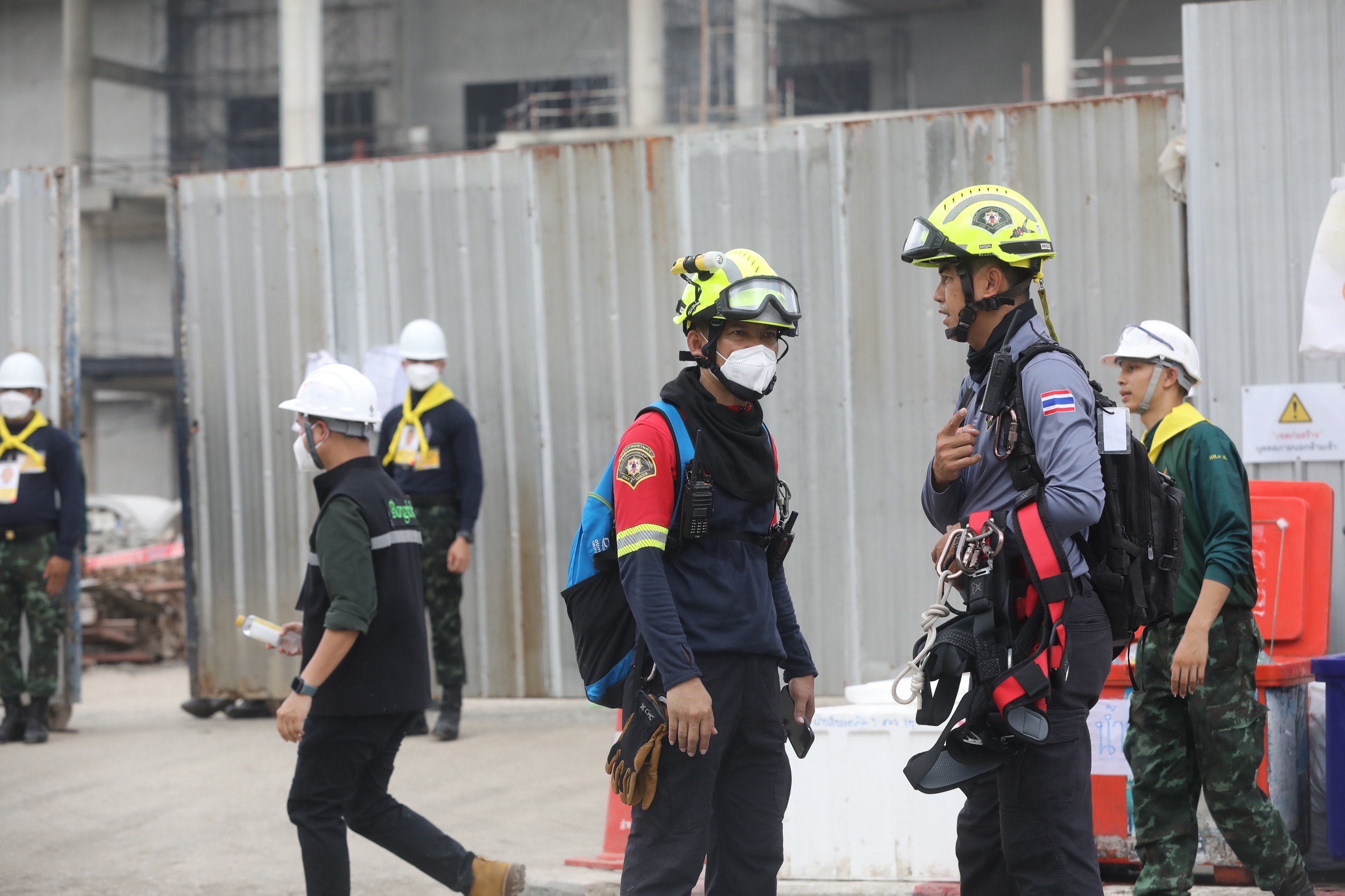 民間救難組織在現場待命，若發現遺體便進入協助。