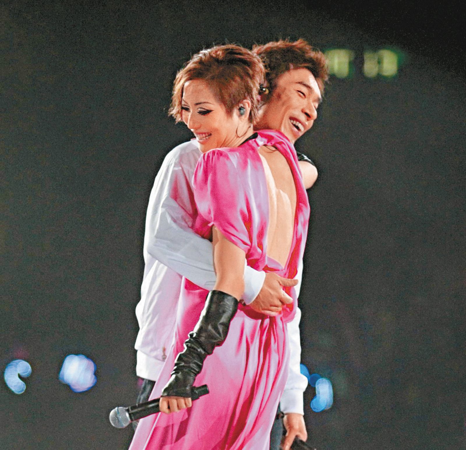 許志安（左）與鄭秀文（右）分手但尚未復合前，曾特地為她的演唱會站台，台上一個擁抱，台下觀眾幾乎瘋掉。（東方IC）