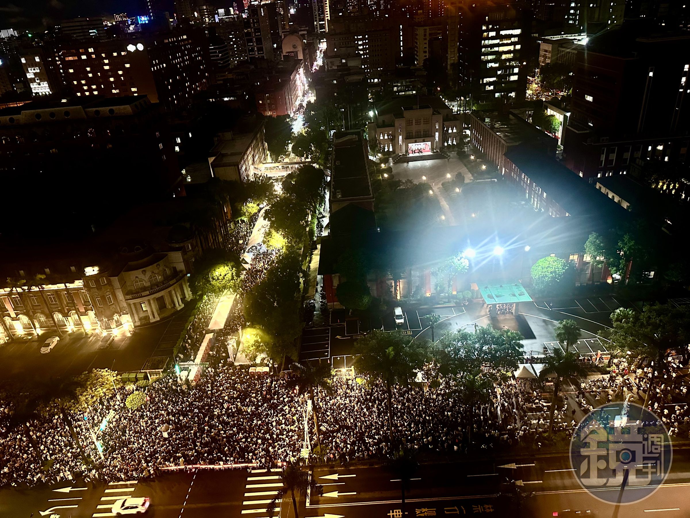 立法院近來審議國會改革法案，場外上演太陽花2.0，不少民團號召民眾赴立法院抗議藍、白2在野黨不民主。（本刊資料照）