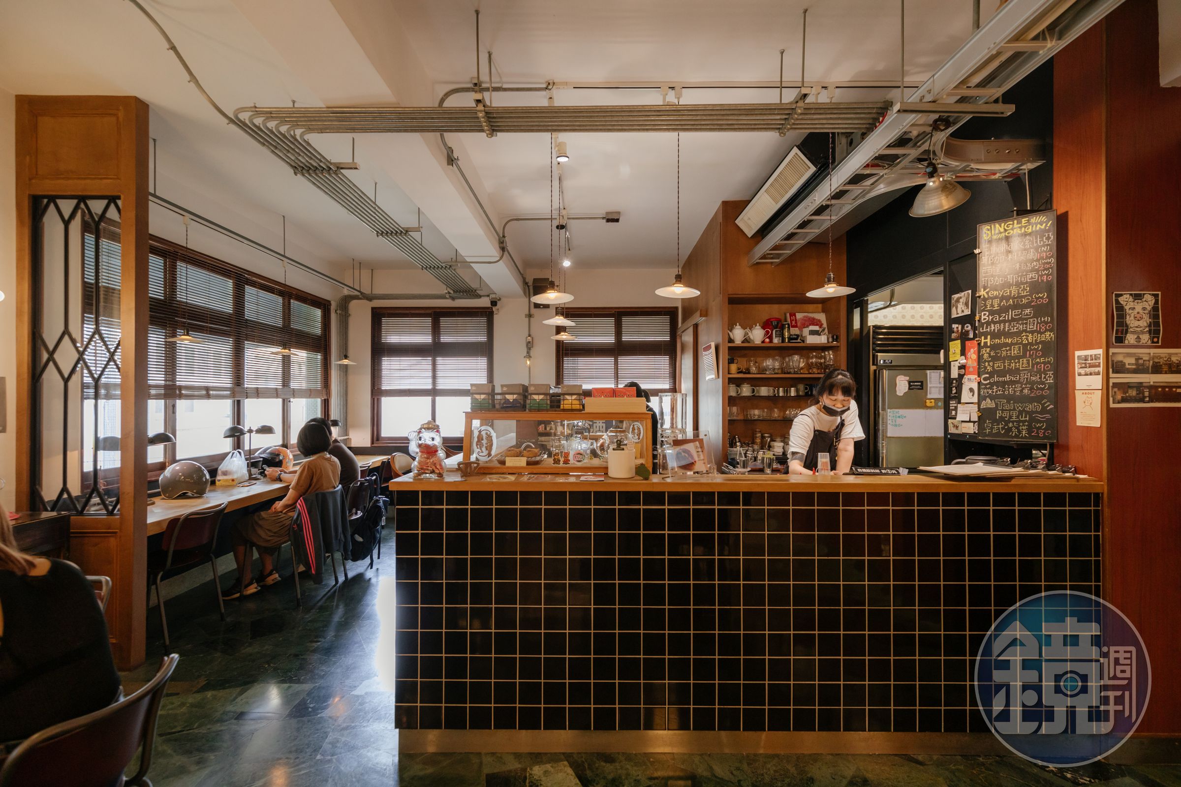 二樓由「St.1 CAFE & DESSERT」進駐，既復古又摩登。