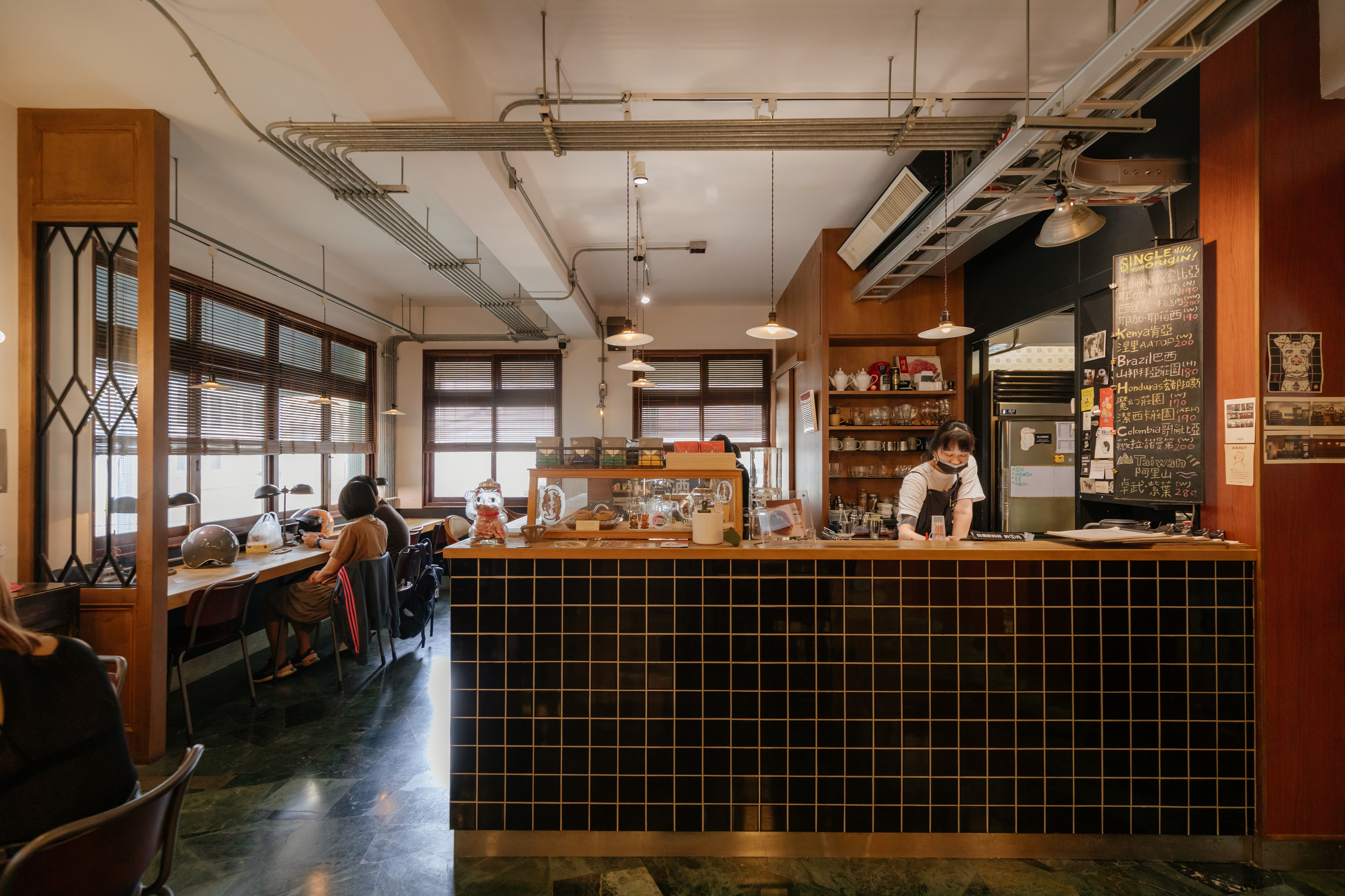 二樓由「St.1 CAFE & DESSERT」進駐，既復古又摩登。