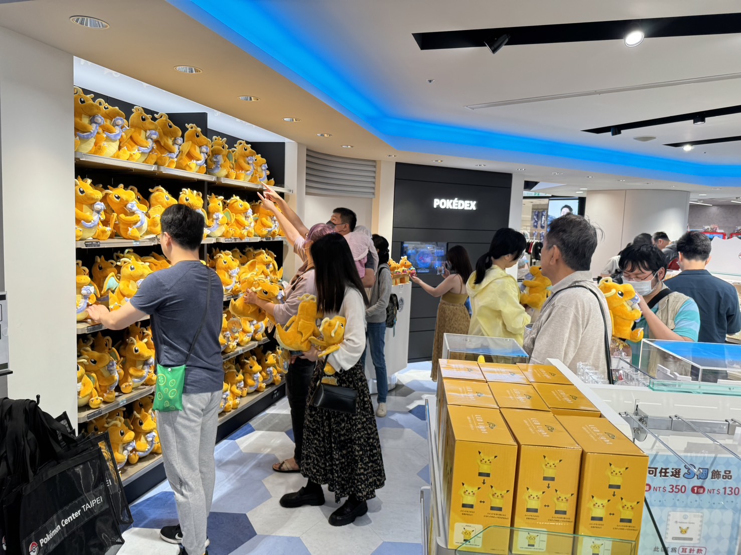 台灣寶可夢中心今天將「大器晚成」快龍絨毛玩偶補齊，網路上的黃牛價格持續崩跌中。（讀者提供）